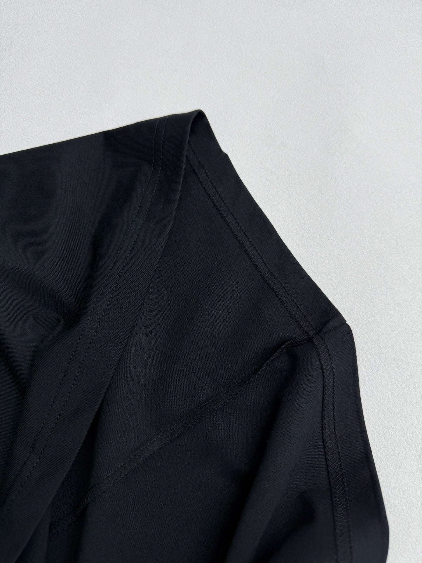 Black short-sleeve T-shirt side panel and sleeve hem