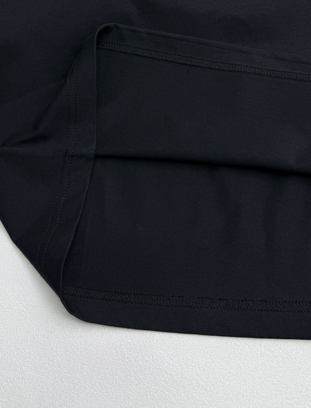 Black short-sleeve T-shirt bottom hem and stitching