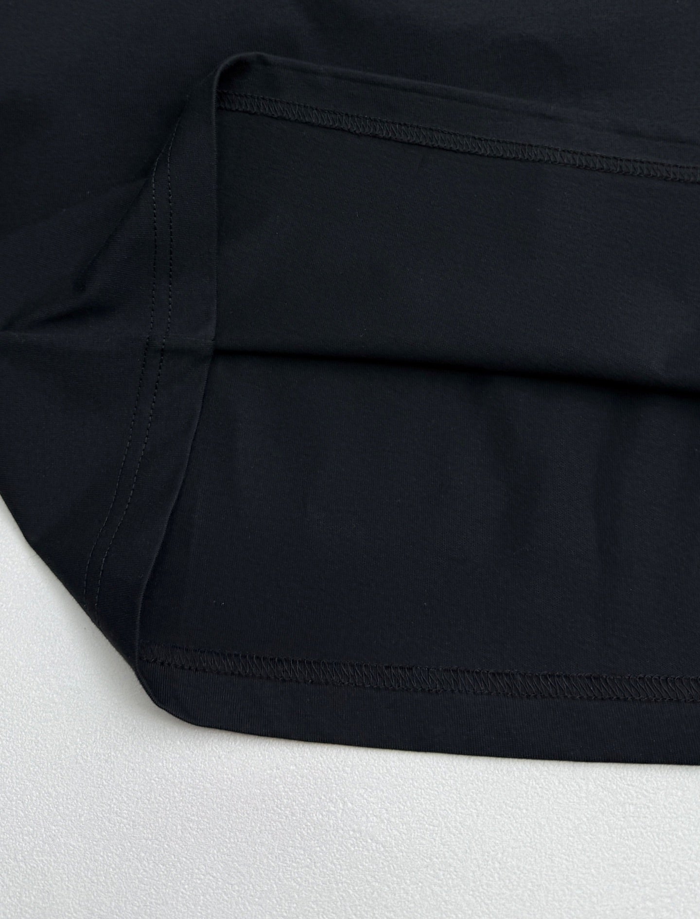 Black short-sleeve T-shirt bottom hem and stitching