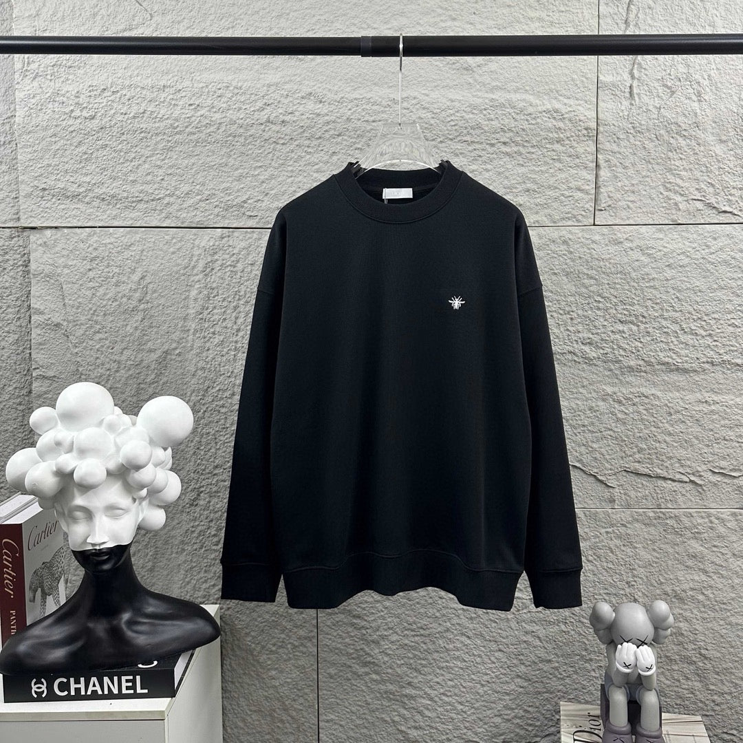Long-sleeve crewneck sweatshirt in black with small white logo on chest