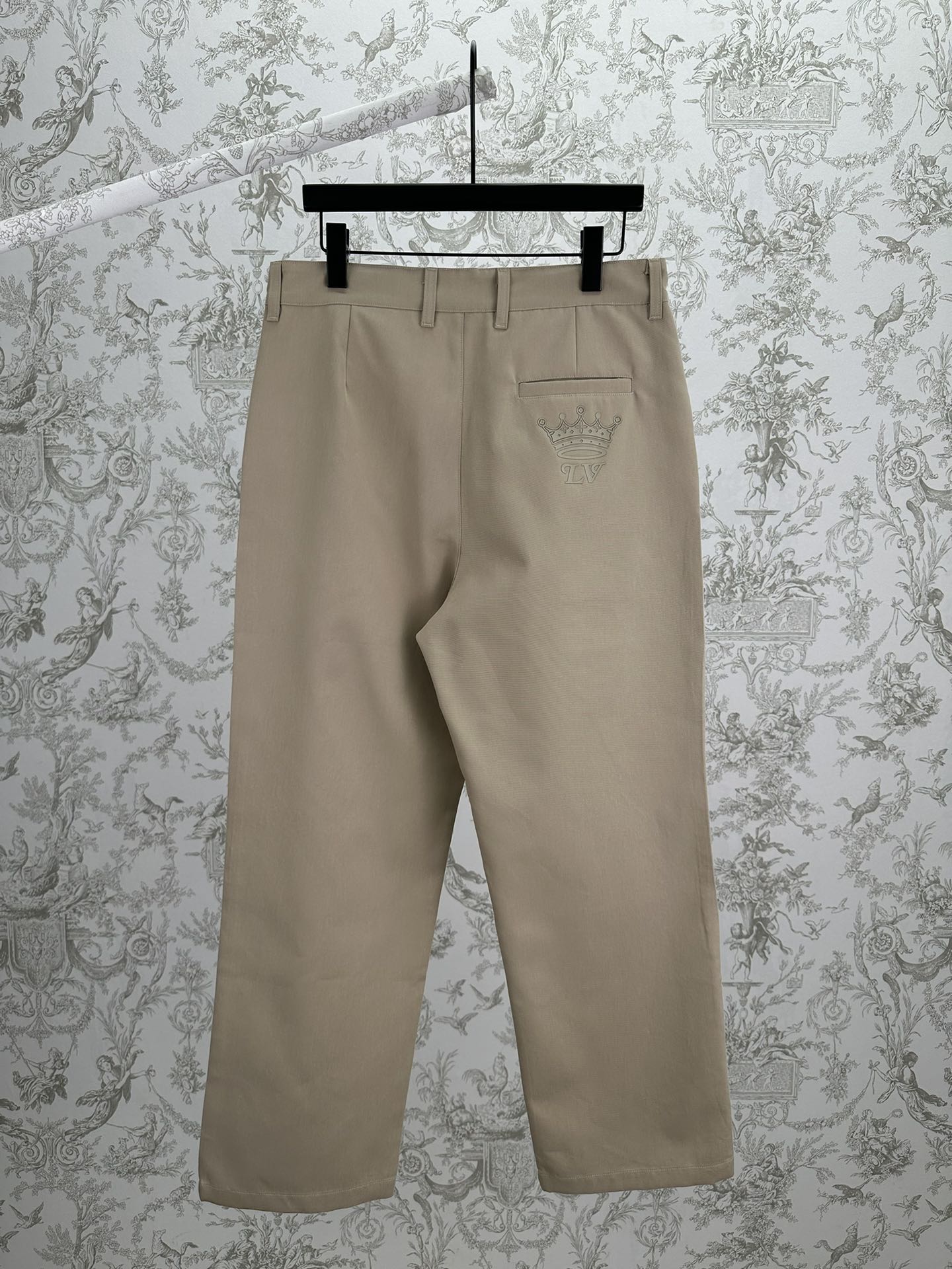 Louis Vuitton pants in light beige with belt loops and straight-leg fit