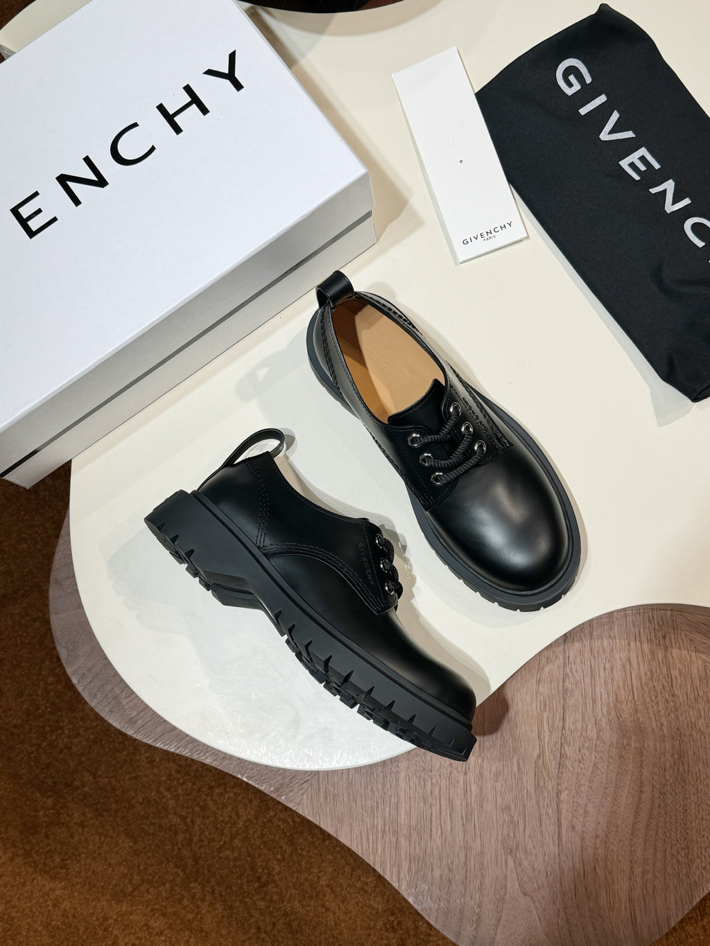 Black leather lace-up shoes with lace-up vamp and chunky rubber sole