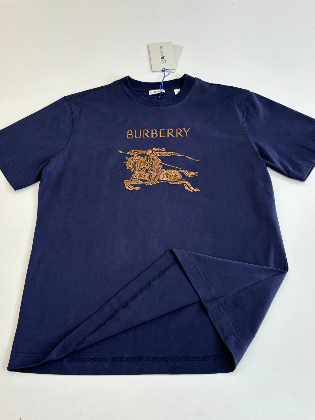 Dark blue short-sleeve T-shirt with Burberry text and gold horse graphic