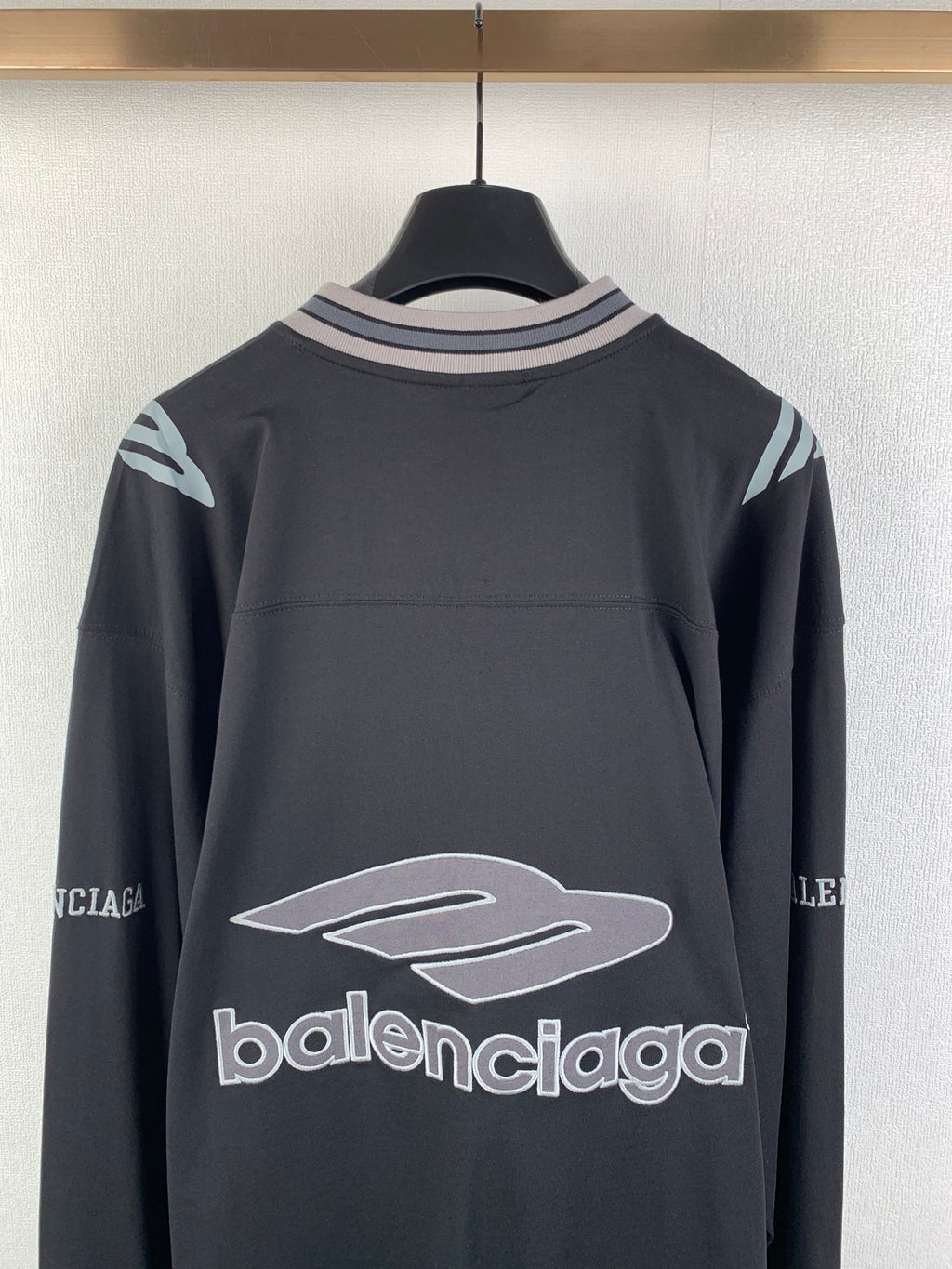 Long-sleeve sweatshirt with ribbed crew collar and large front logo graphic, dark