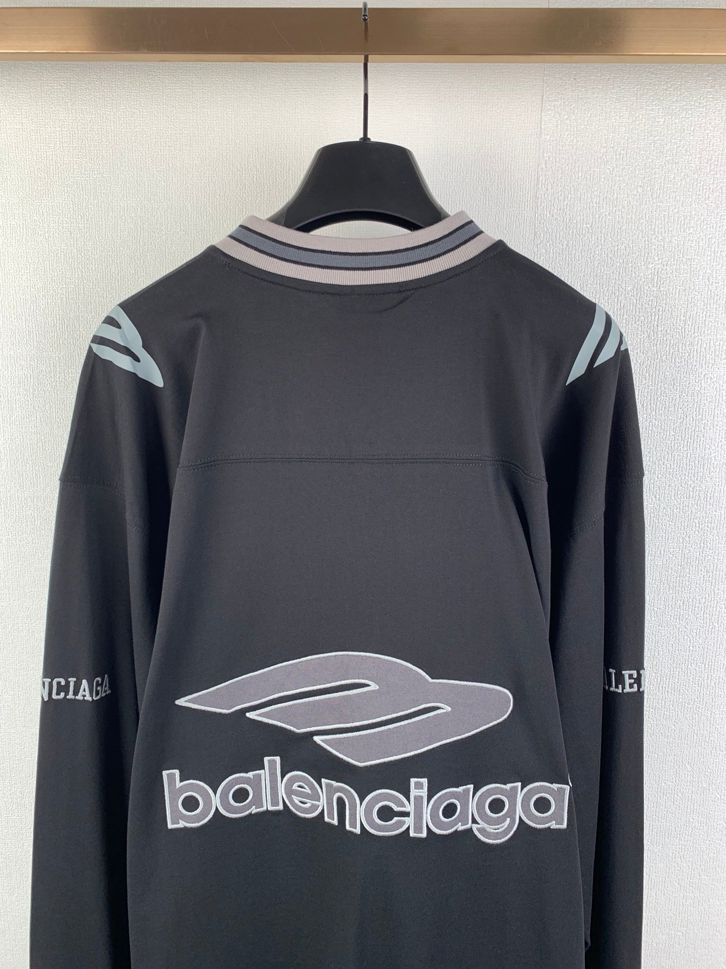 Long-sleeve sweatshirt with ribbed crew collar and large front logo graphic, dark