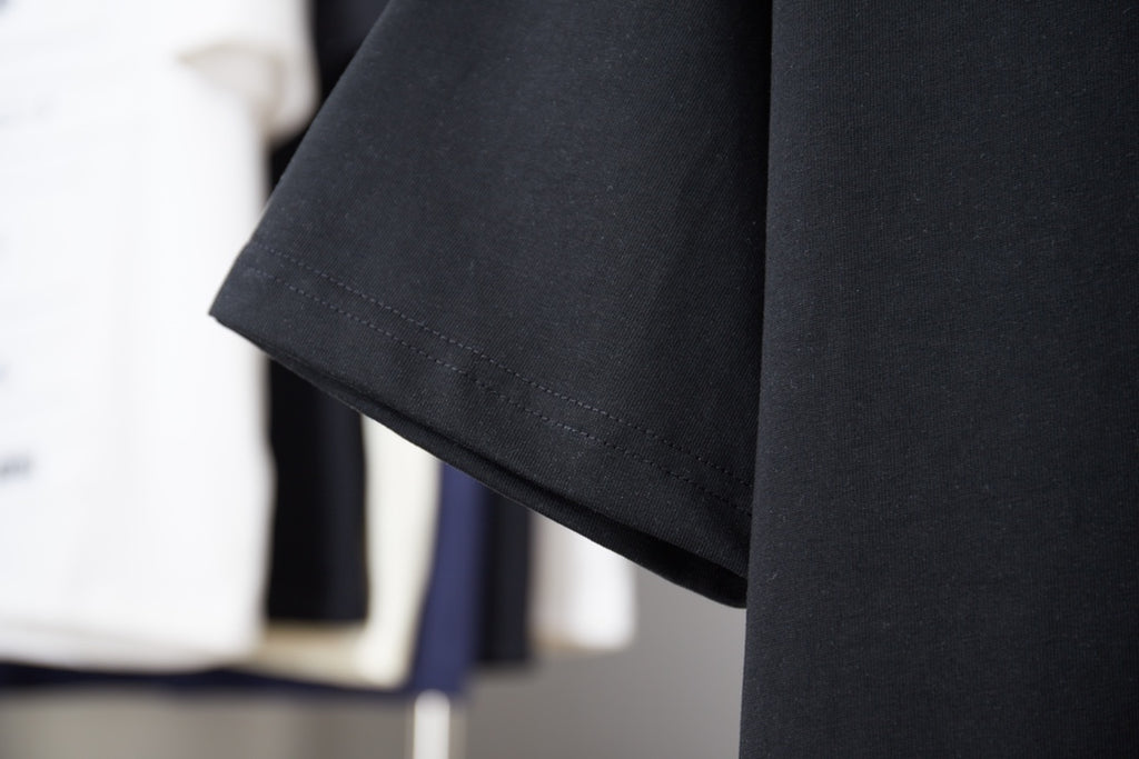 Black short-sleeve T-shirt sleeve and curved hem stitching detail