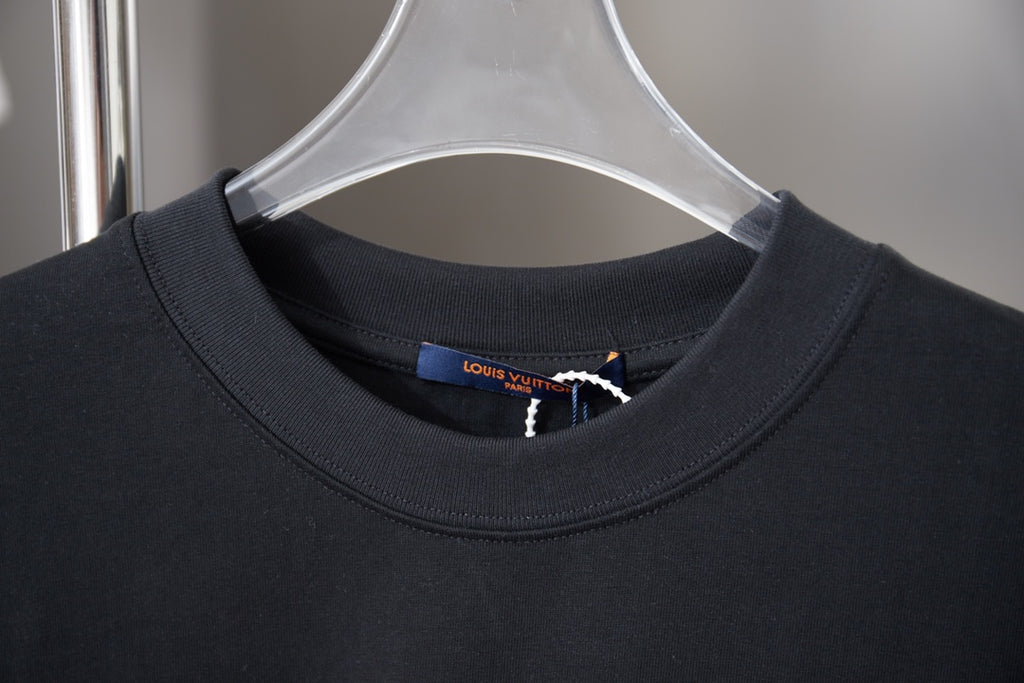 Black short-sleeve T-shirt collar with Louis Vuitton neck label