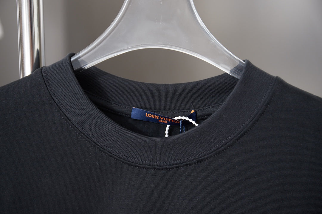 Black short-sleeve T-shirt collar with Louis Vuitton neck label