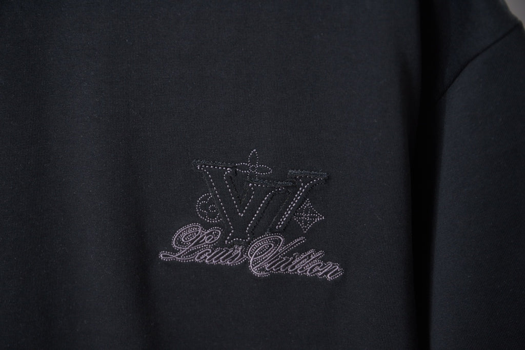 Black short-sleeve T-shirt chest with small LV-style script graphic