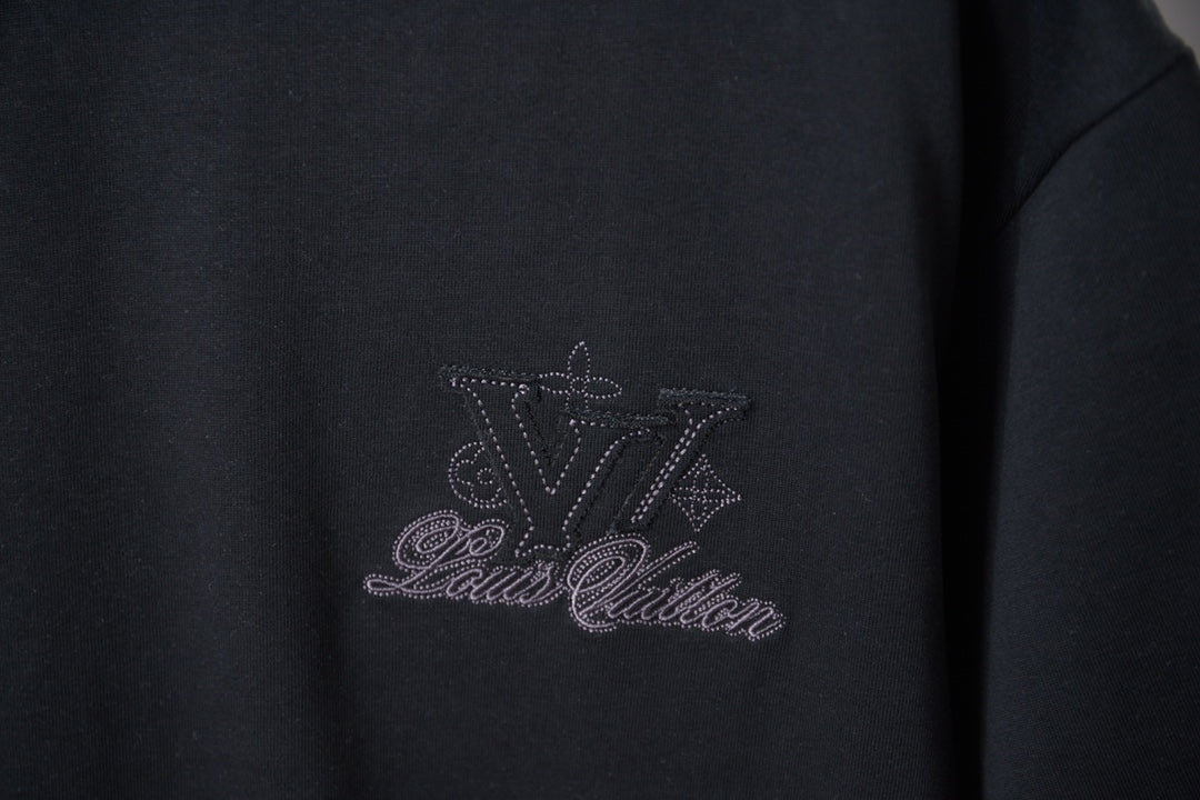Black short-sleeve T-shirt chest with small LV-style script graphic