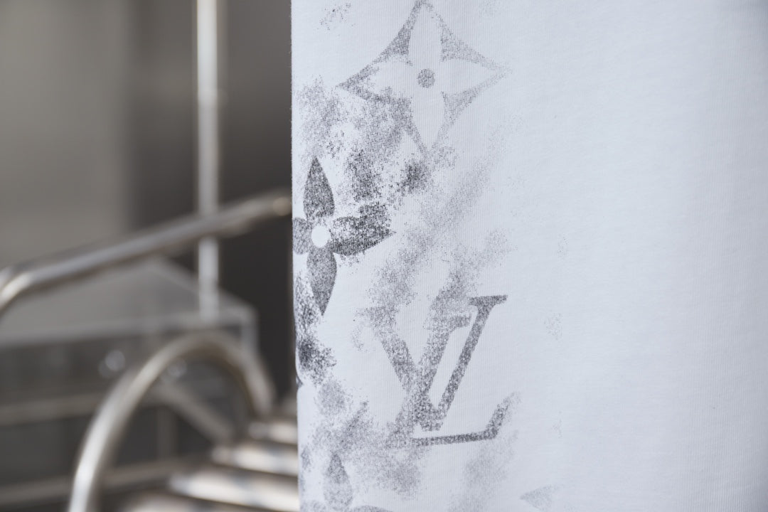 Louis Vuitton white T-shirt sleeve with textured monogram LV print
