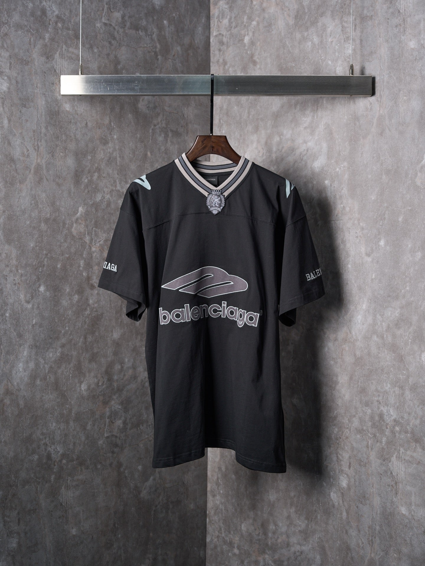 Balenciaga black short-sleeve T-shirt with crew neck striped collar and front logo print