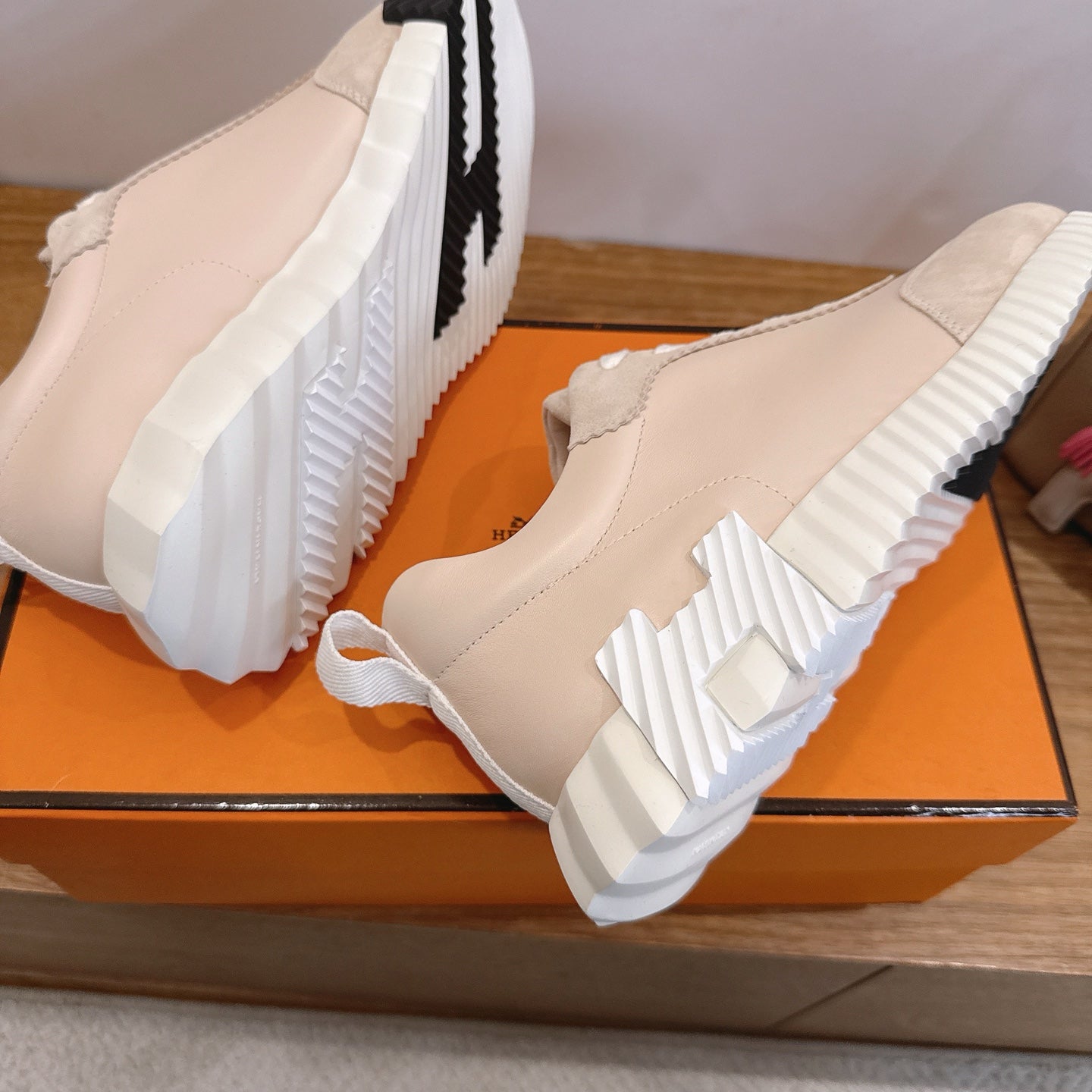 Unisex beige sneakers with chunky ribbed sole and padded collar