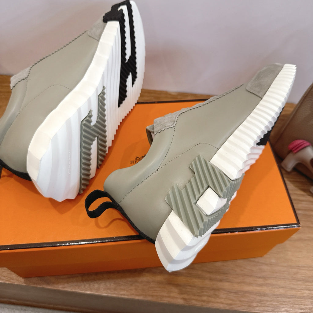 Hermes unisex sneakers heel and sole view, light gray suede with white ridged outsole
