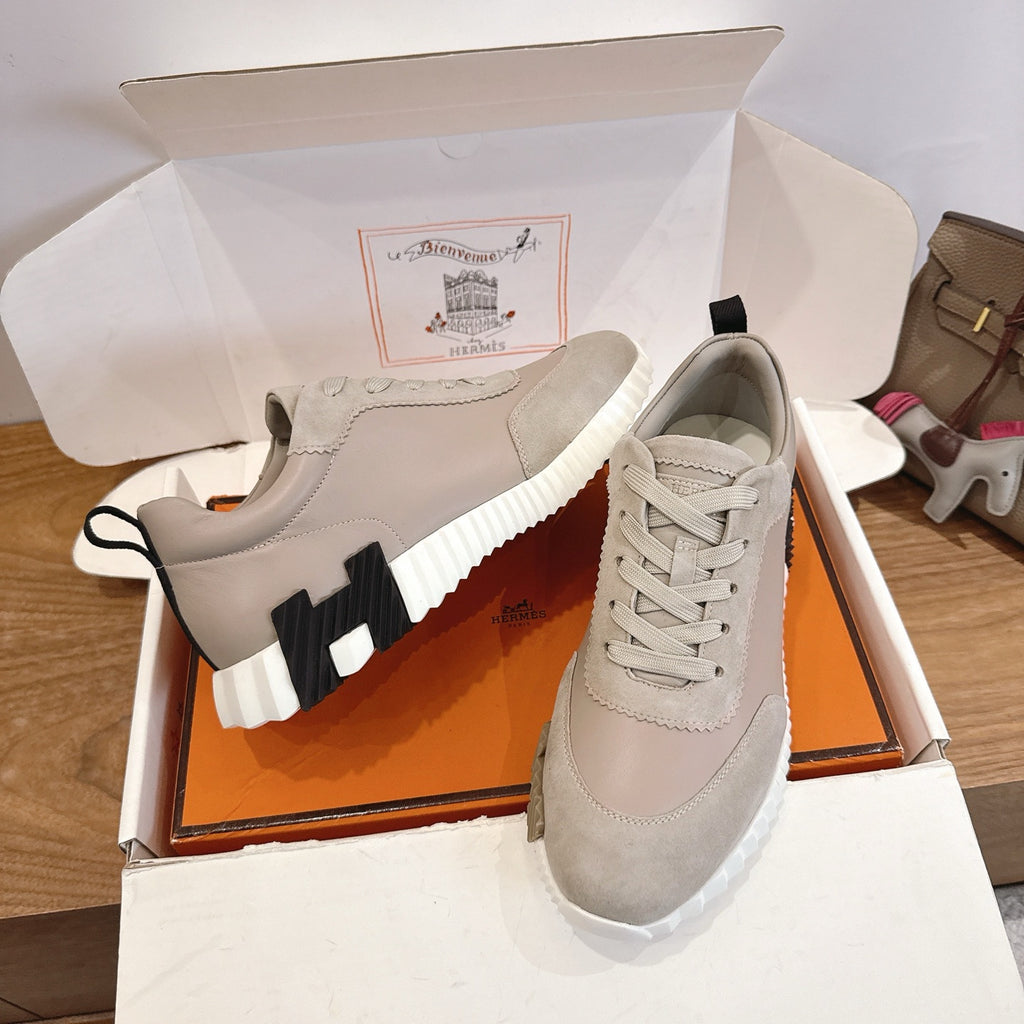 Unisex sneakers with black side logo patch, white midsole, lace-up design