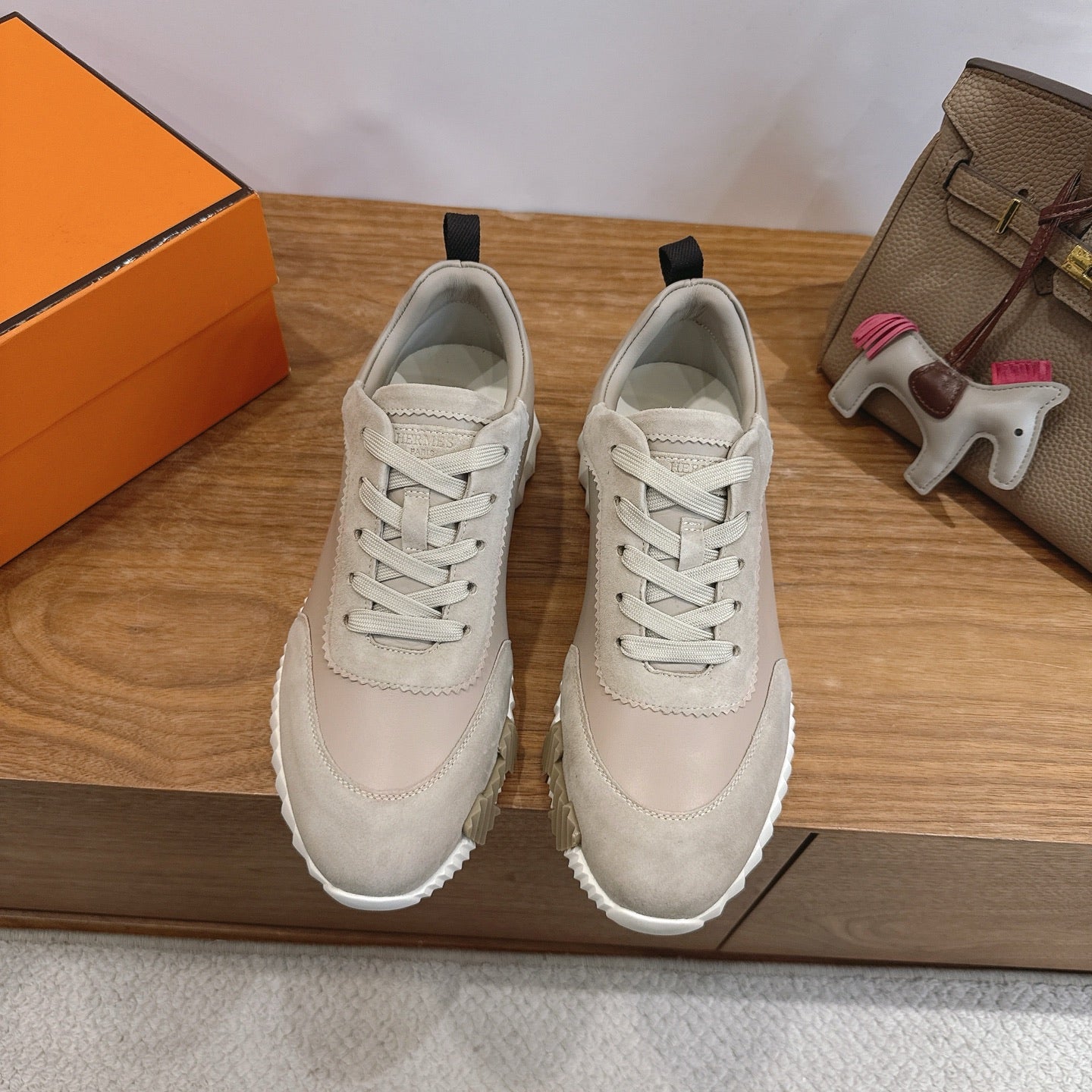 Unisex sneakers in light beige suede with white laces and cushioned sole