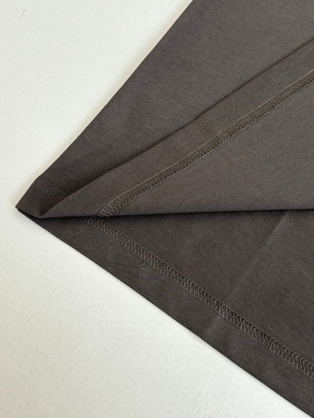 Gucci short-sleeve T-shirt hem and stitching detail in dark gray