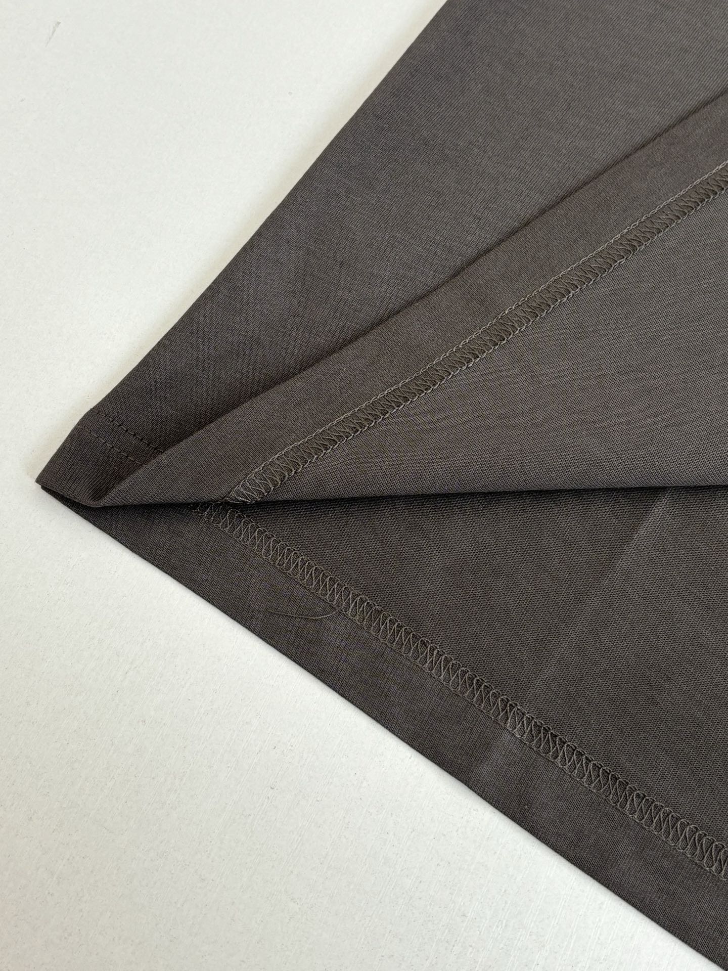Gucci short-sleeve T-shirt hem and stitching detail in dark gray
