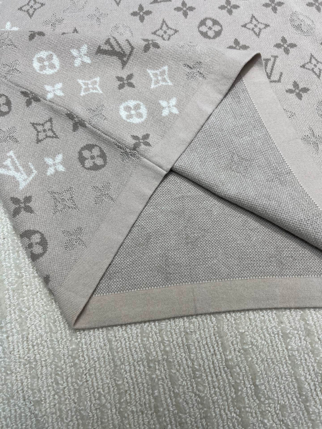 Louis Vuitton monogram T-shirt hem and side seam, light beige patterned knit