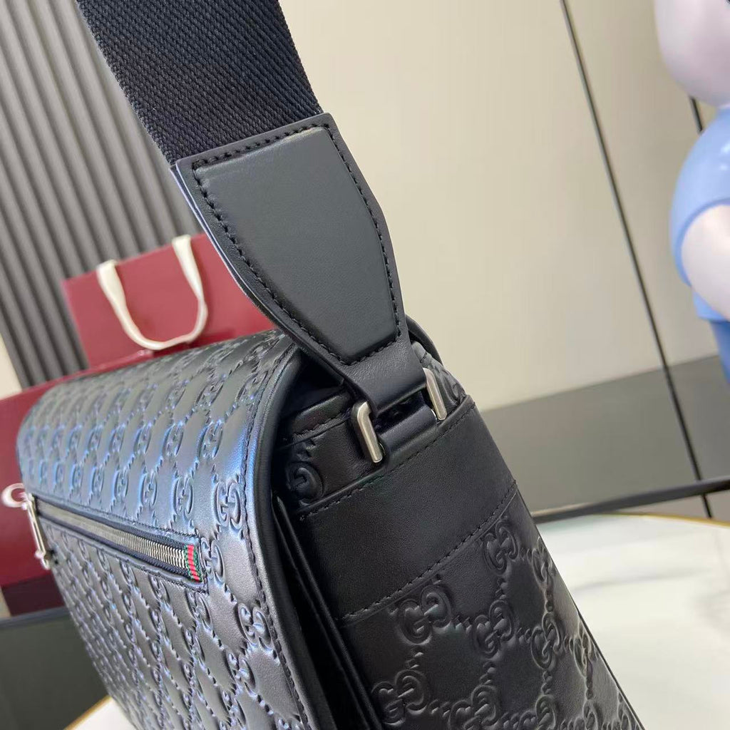 Gucci bag with embossed dark leather, adjustable strap and top handle