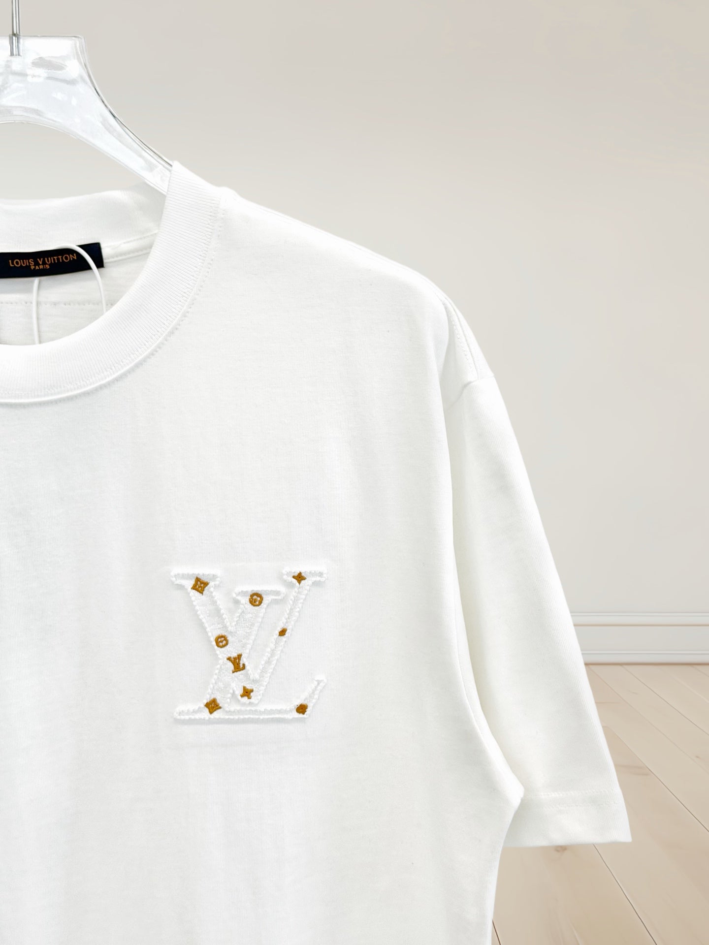White T-shirt with embroidered multicolor logo at the left chest