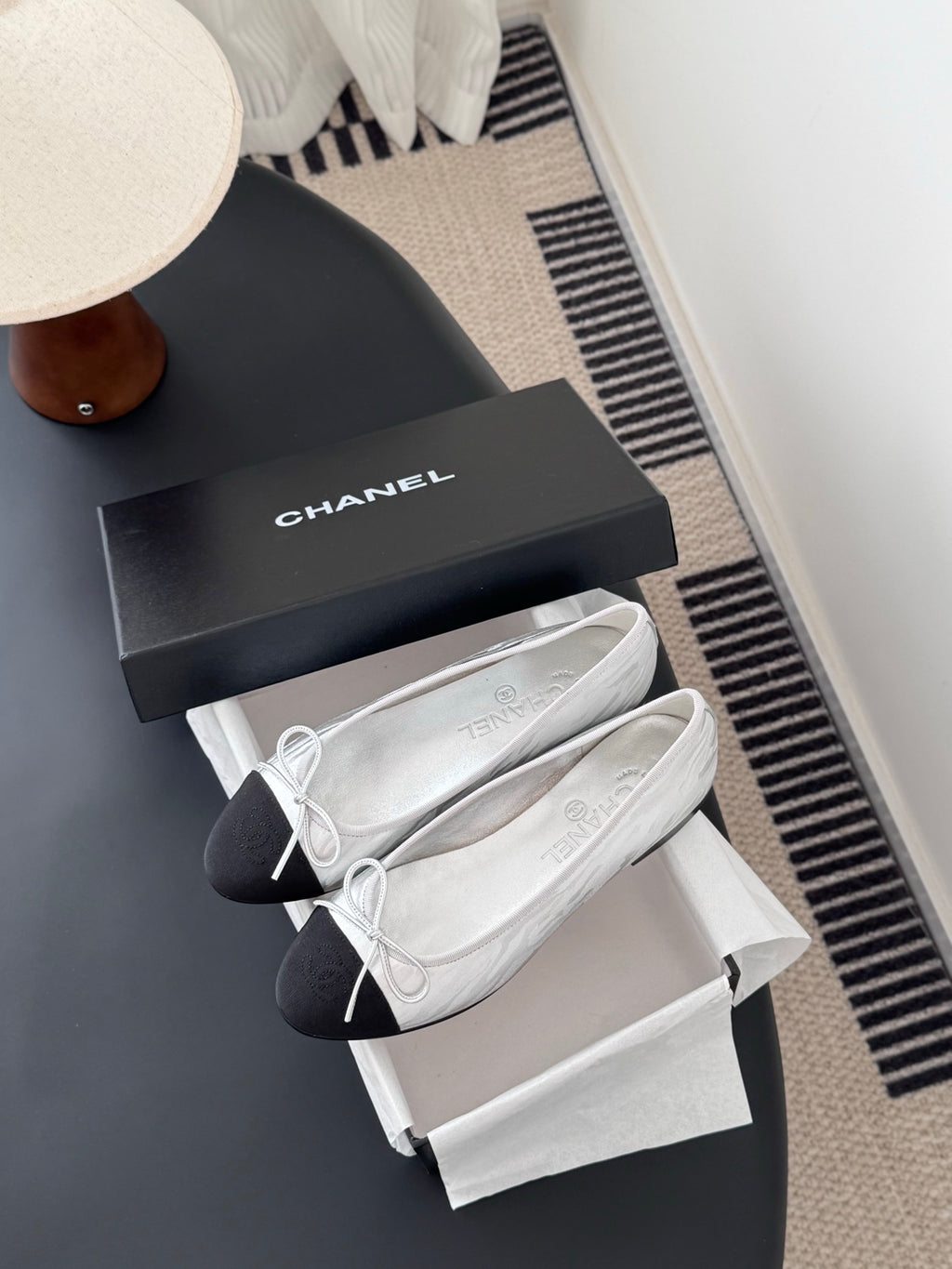 Two-tone leather ballet flats with lace-up bows, with white dust bag and box