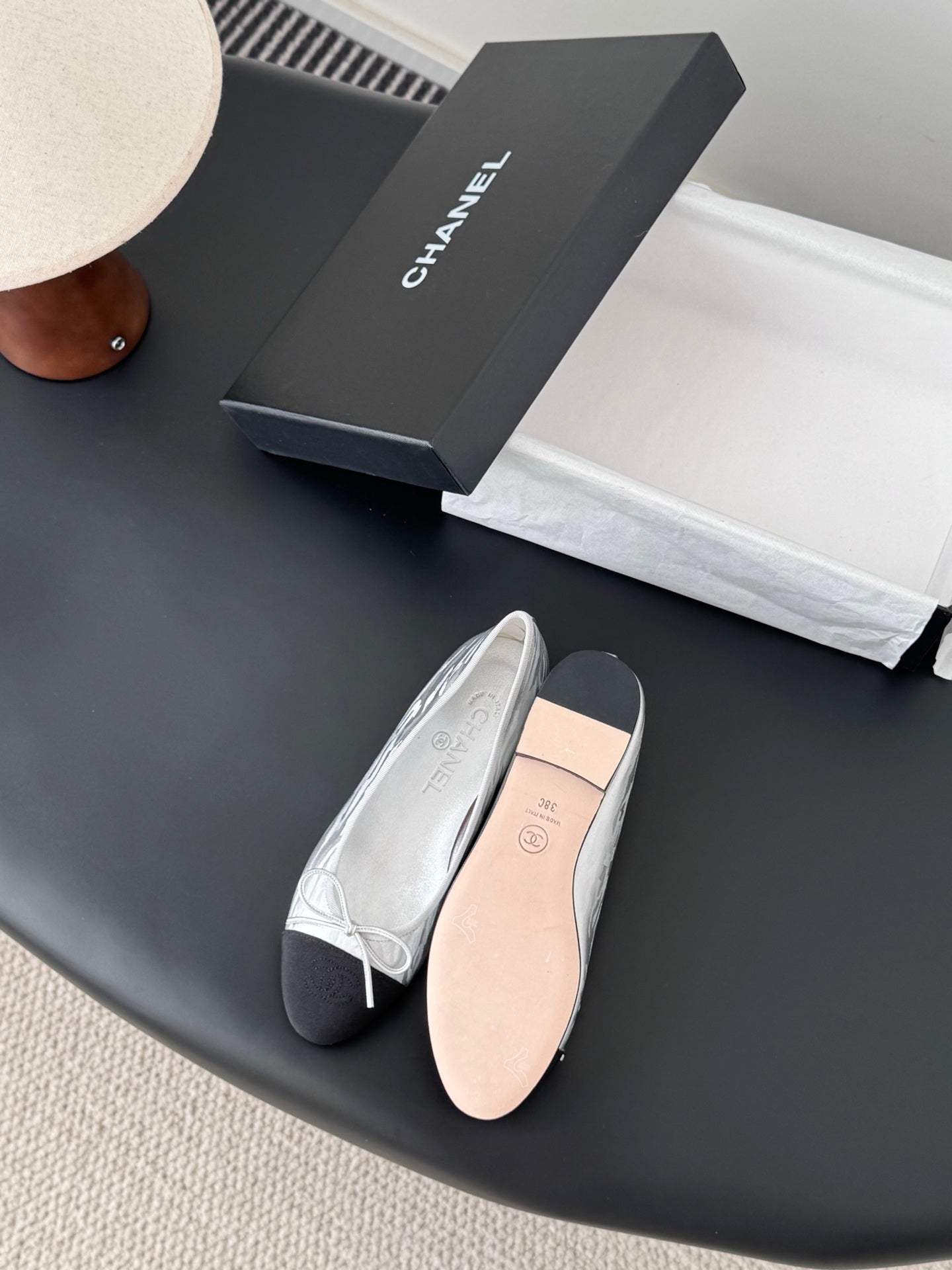 Two-tone leather ballet flats with lace-up bows and smooth interior lining
