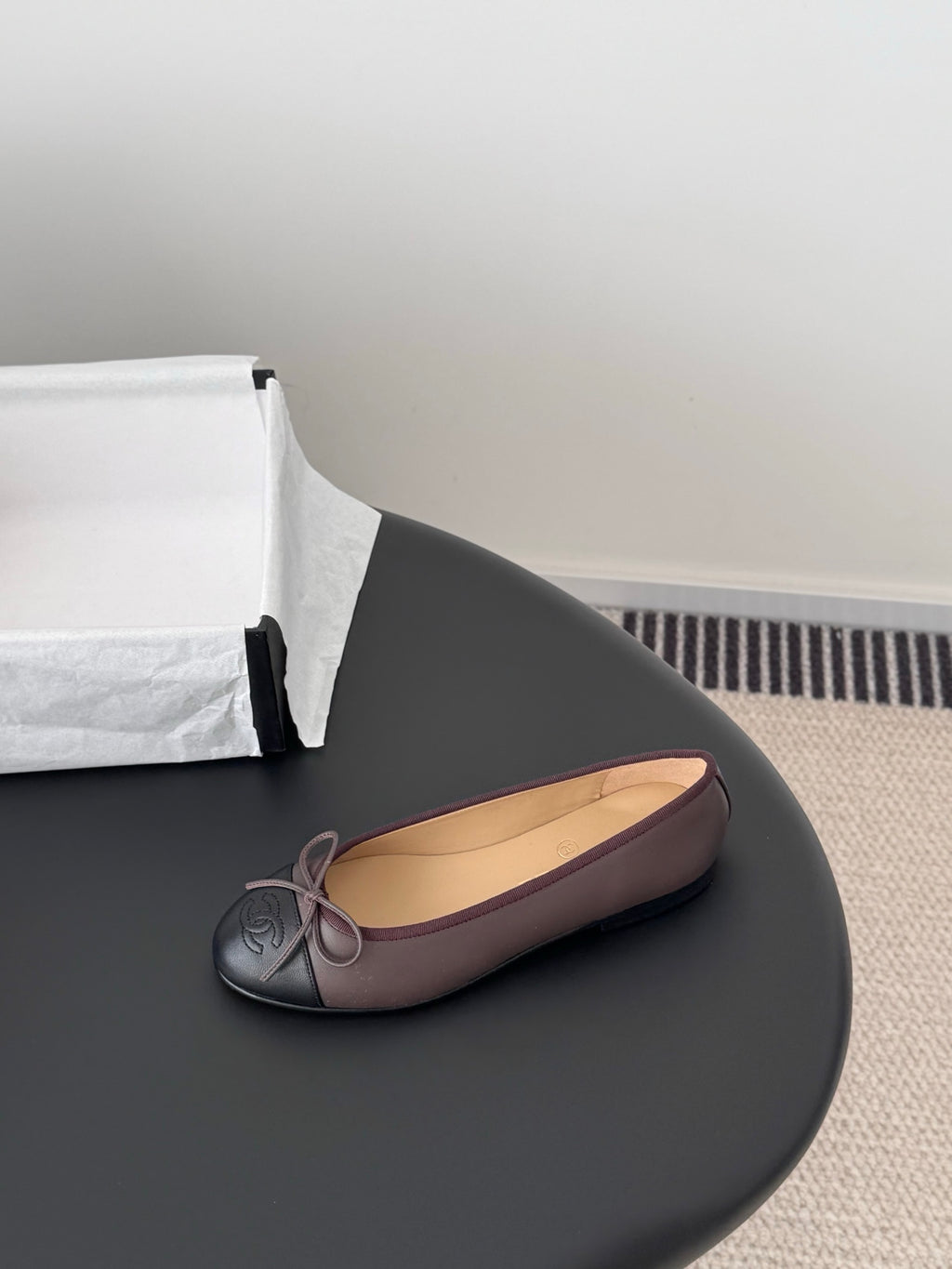 Chanel ballet flat shoe with bow, dark gray upper and mauve trim