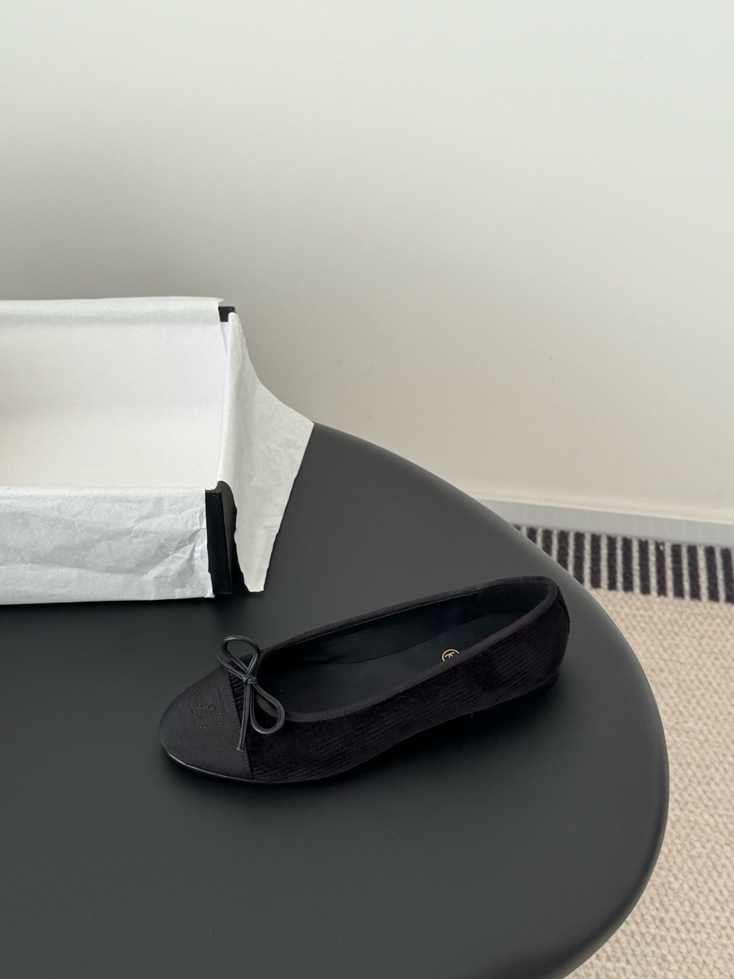 Single dark lace-up ballet flat with bow ties and logo insole