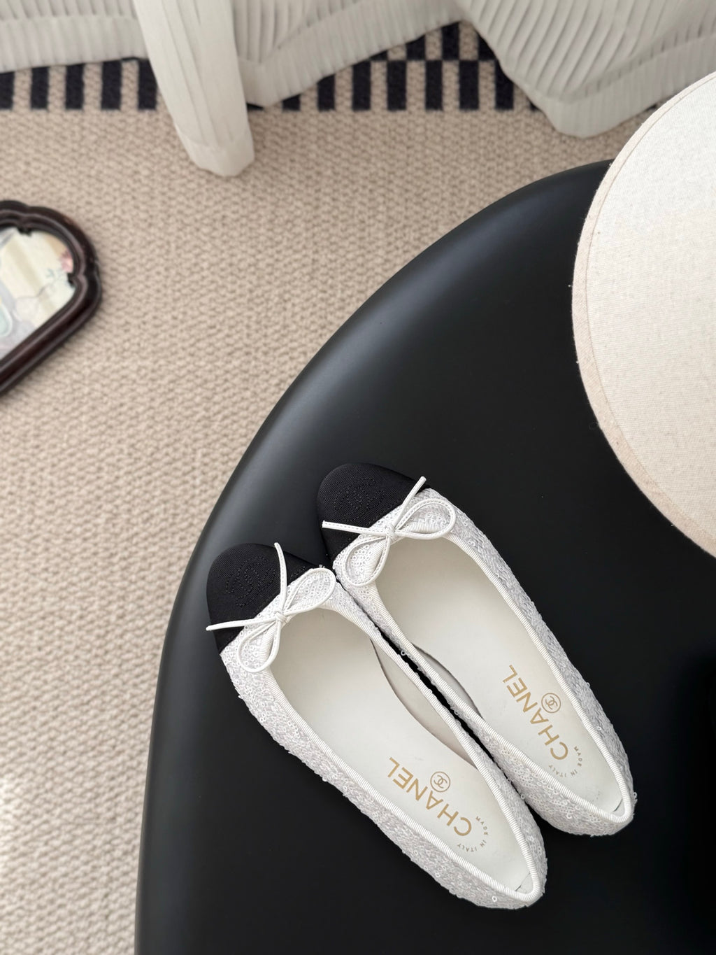 Textured two-tone ballet flats with bow laces and cushioned white lining