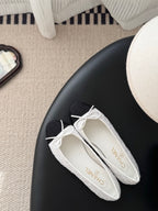 Textured two-tone ballet flats with bow laces and cushioned white lining