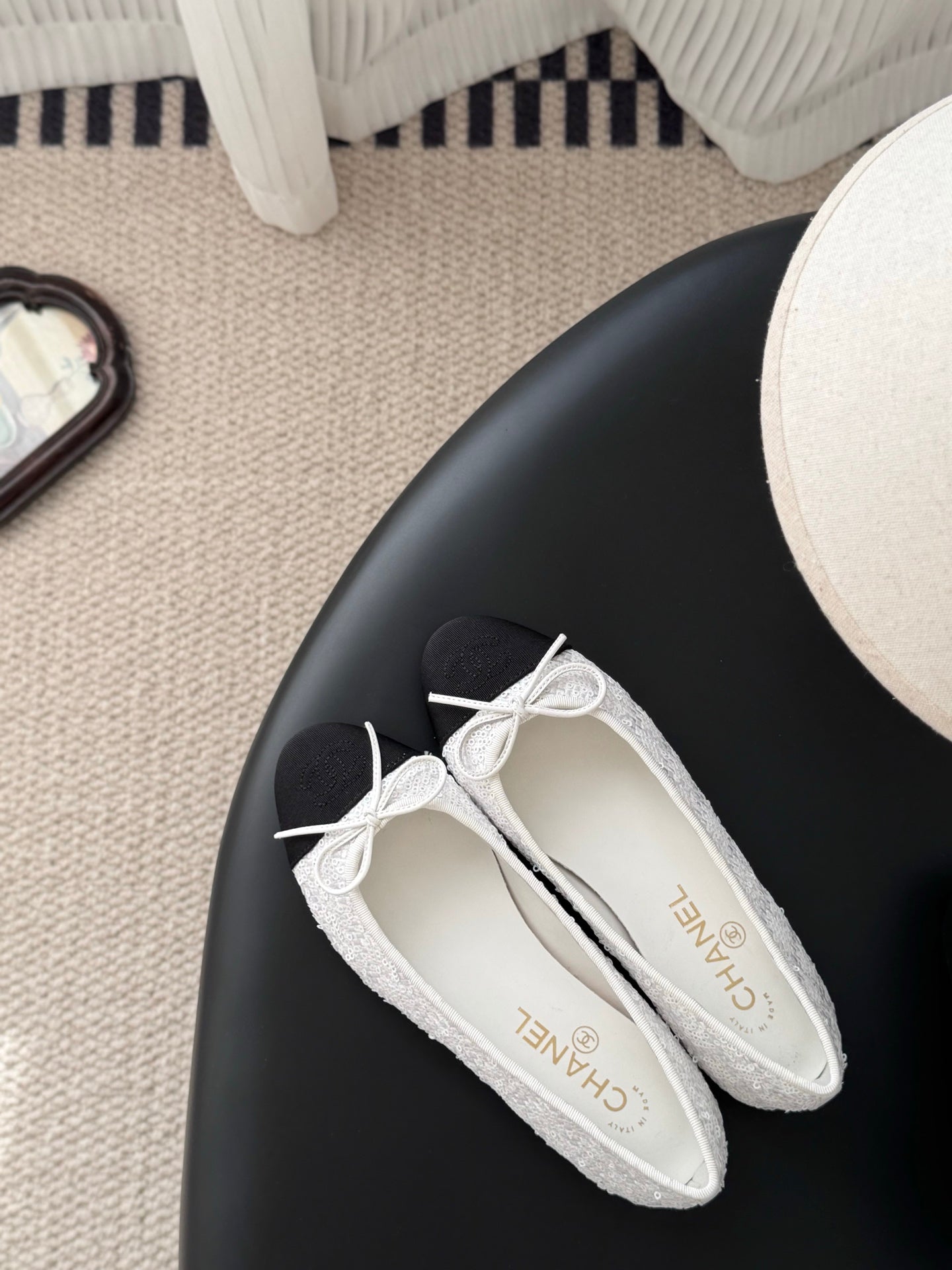 Textured two-tone ballet flats with bow laces and cushioned white lining