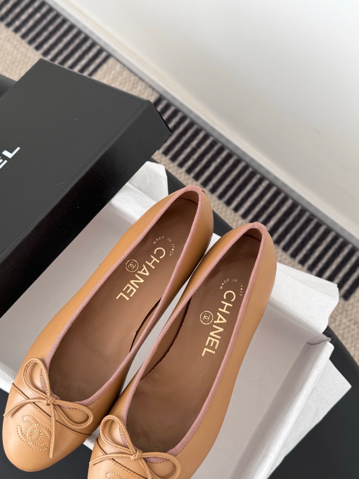 Tan Chanel ballet flats with bow, logo insoles
