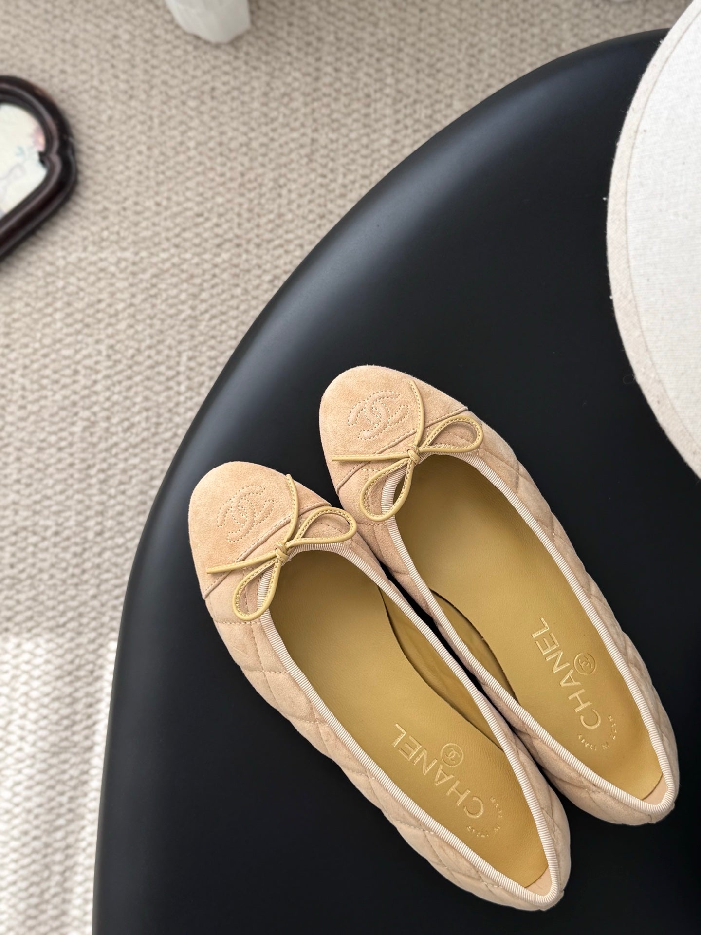 Beige quilted ballet flats with bow, round toe, close-up on front and insole