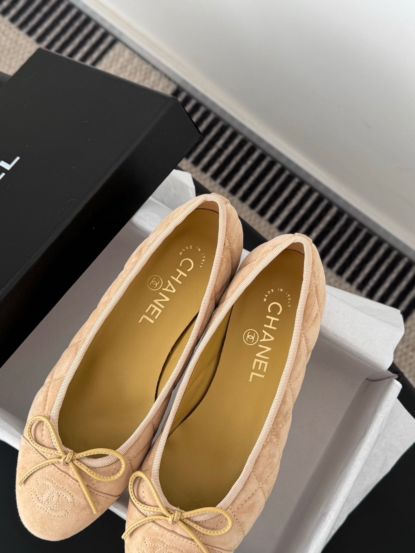 Beige quilted ballet flats with bow and round toe, Chanel branding on insole
