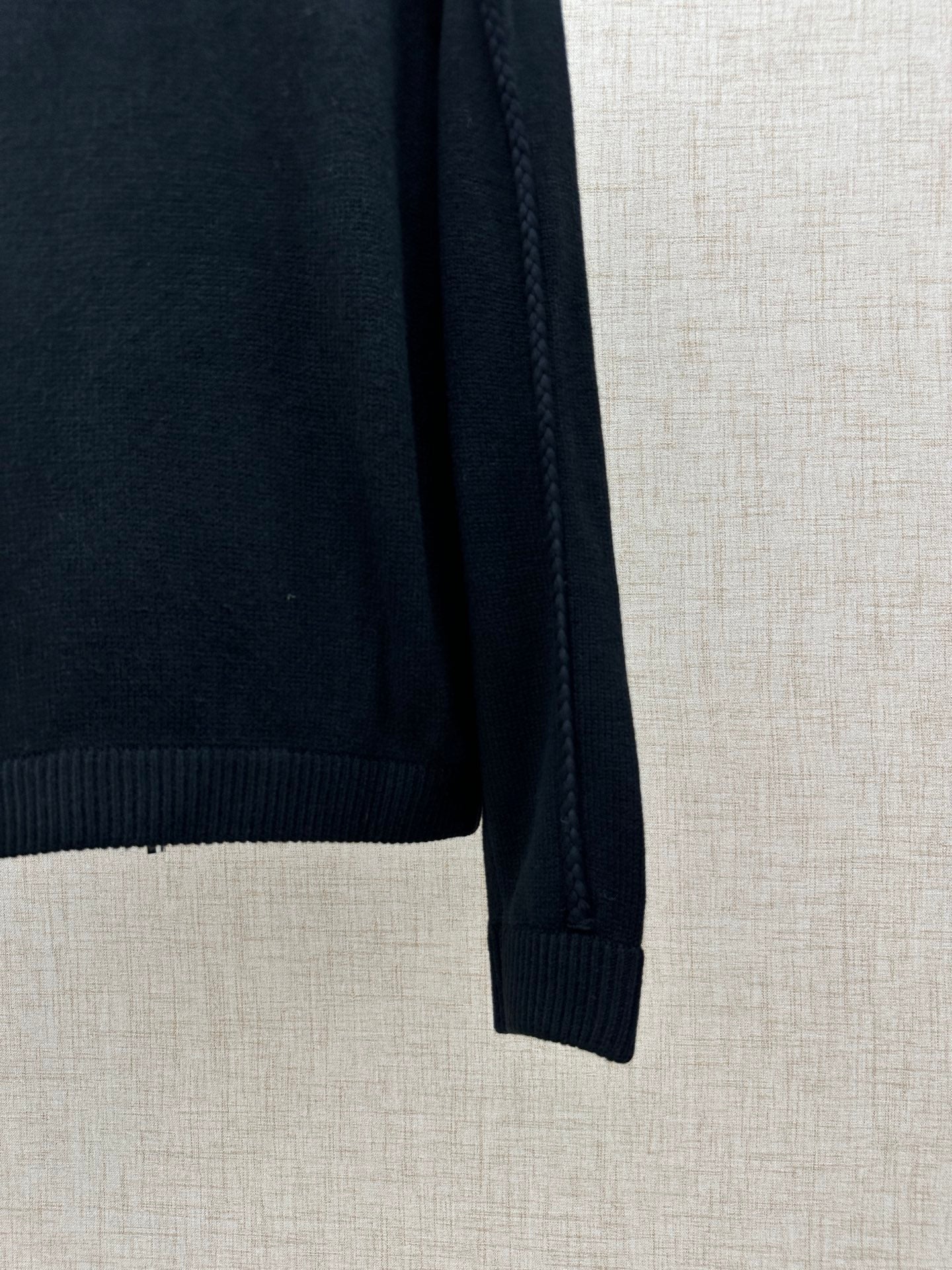 Long-sleeve knit top side with ribbed sleeve cuff and hem, dark navy