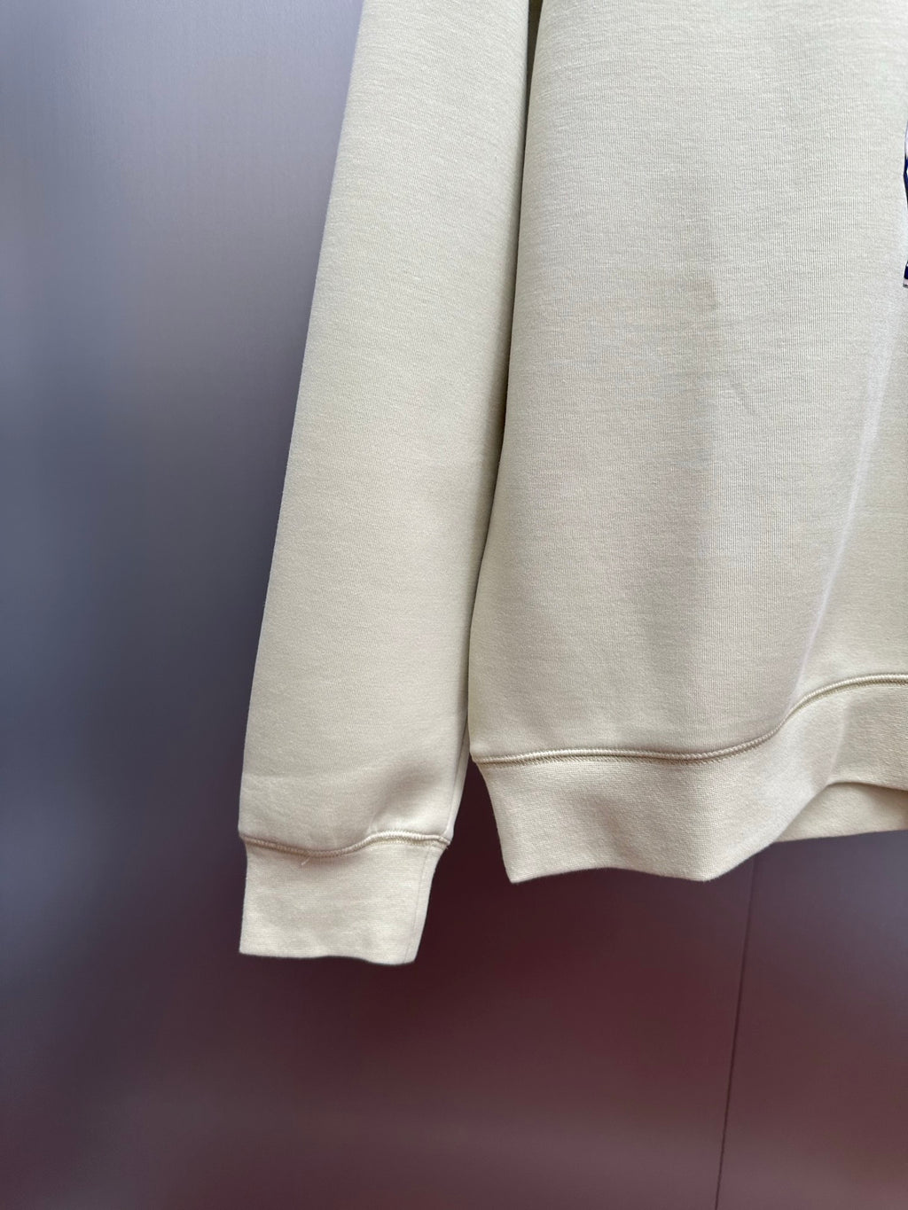 Cream sweatshirt back with ribbed hem and cuffs