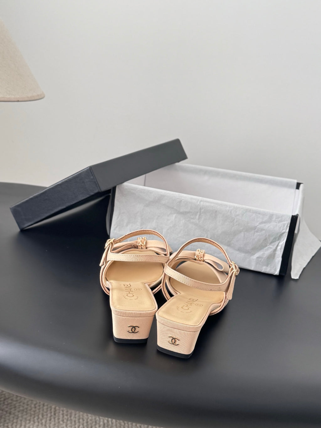 Beige slingback sandals with ankle straps, bow on the vamp, low block heel