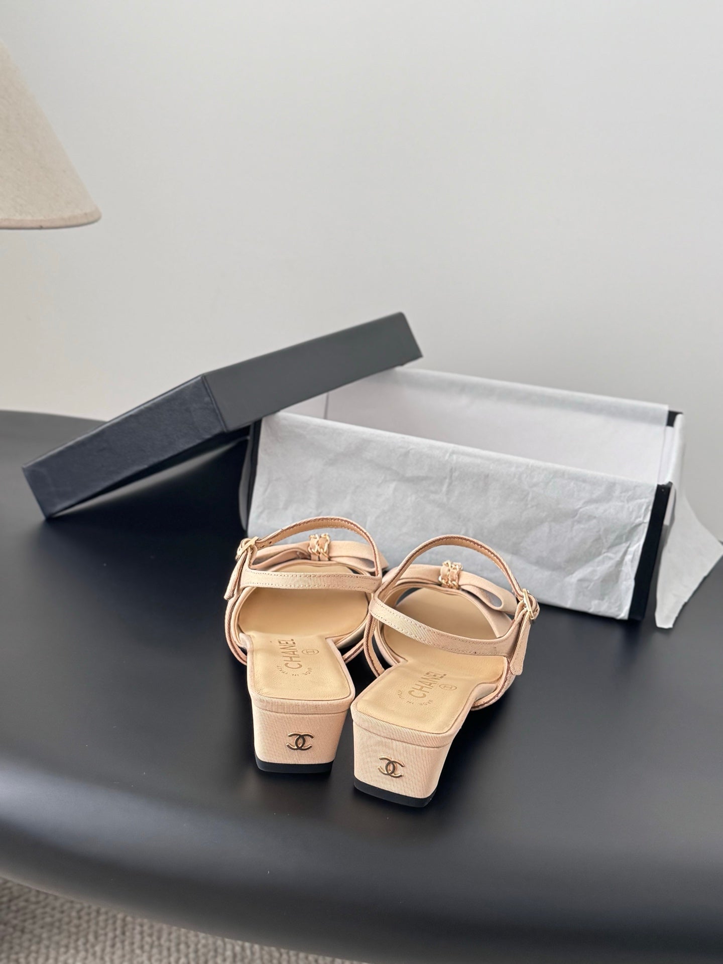 Beige slingback sandals with ankle straps, bow on the vamp, low block heel