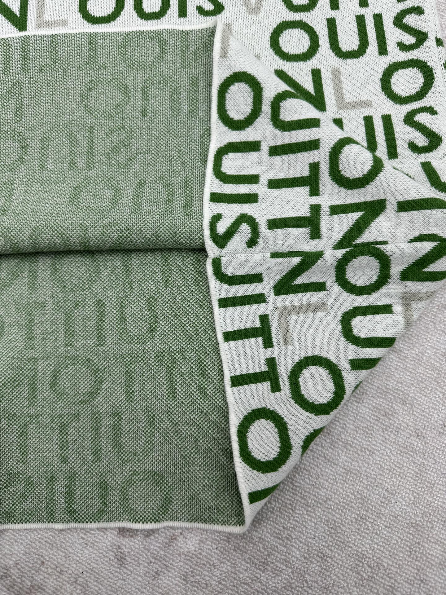 Top hem corner with green fabric and white inner trim
