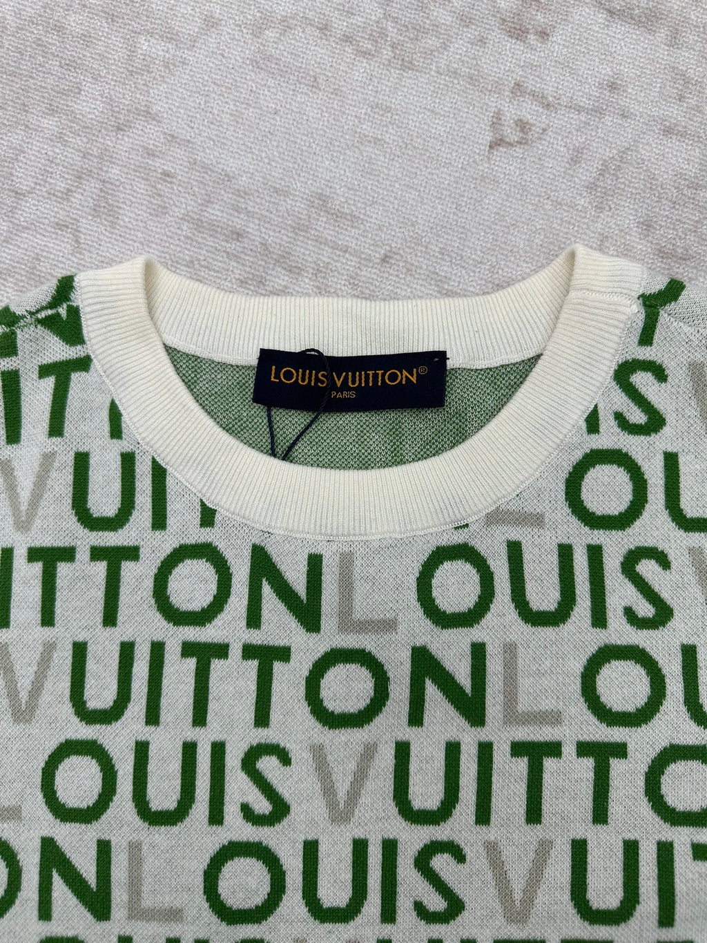 Louis Vuitton short-sleeve top neckline, white collar and green monogram