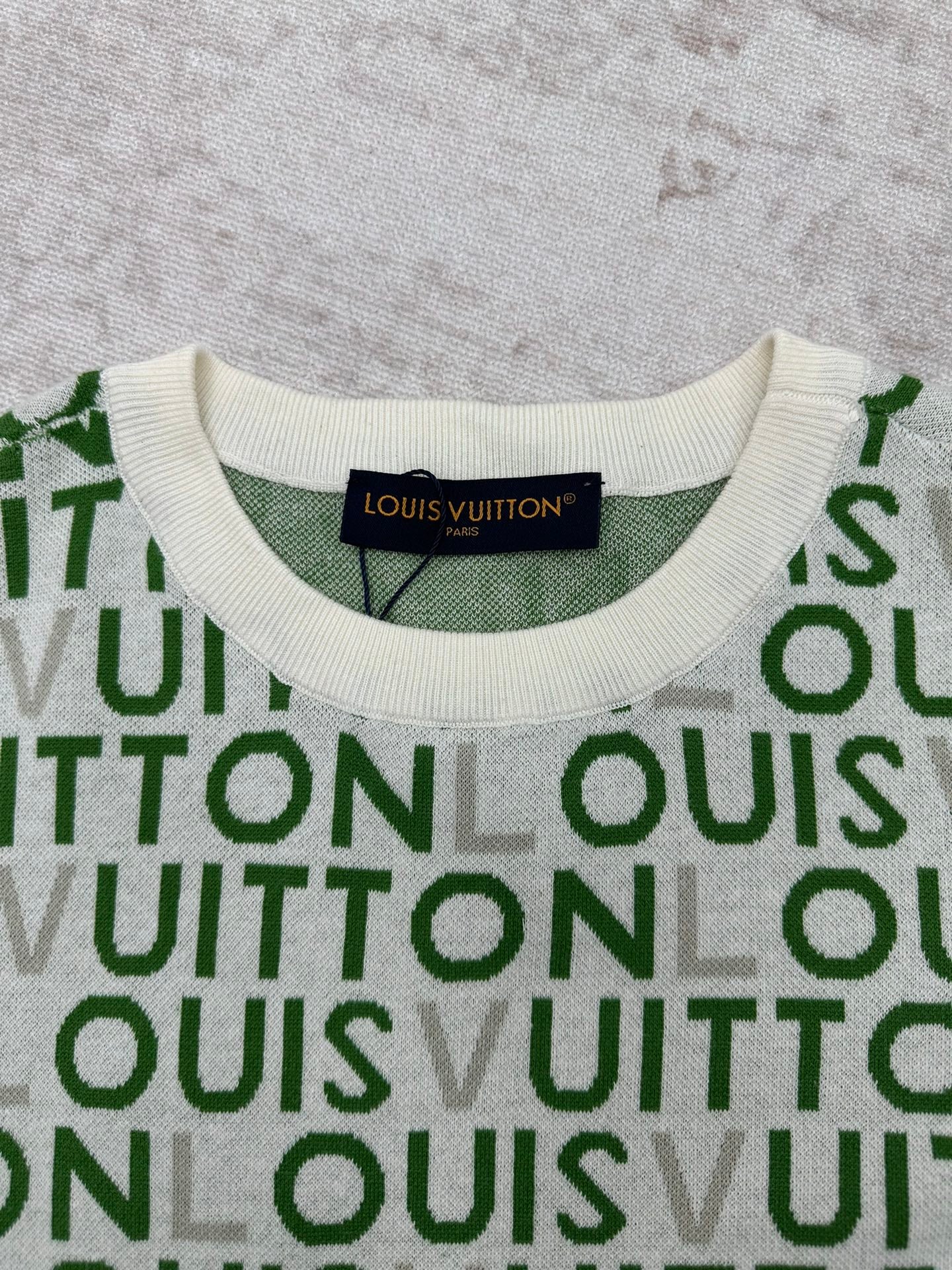 Louis Vuitton short-sleeve top neckline, white collar and green monogram