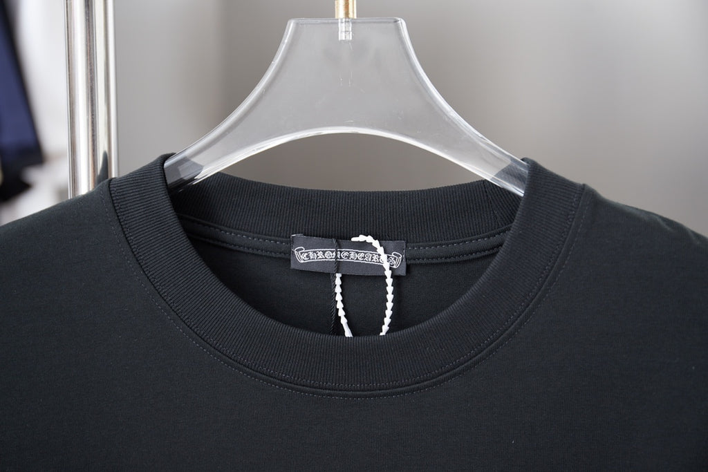 Black short-sleeve T-shirt neckline with tag and contrast inner stitching