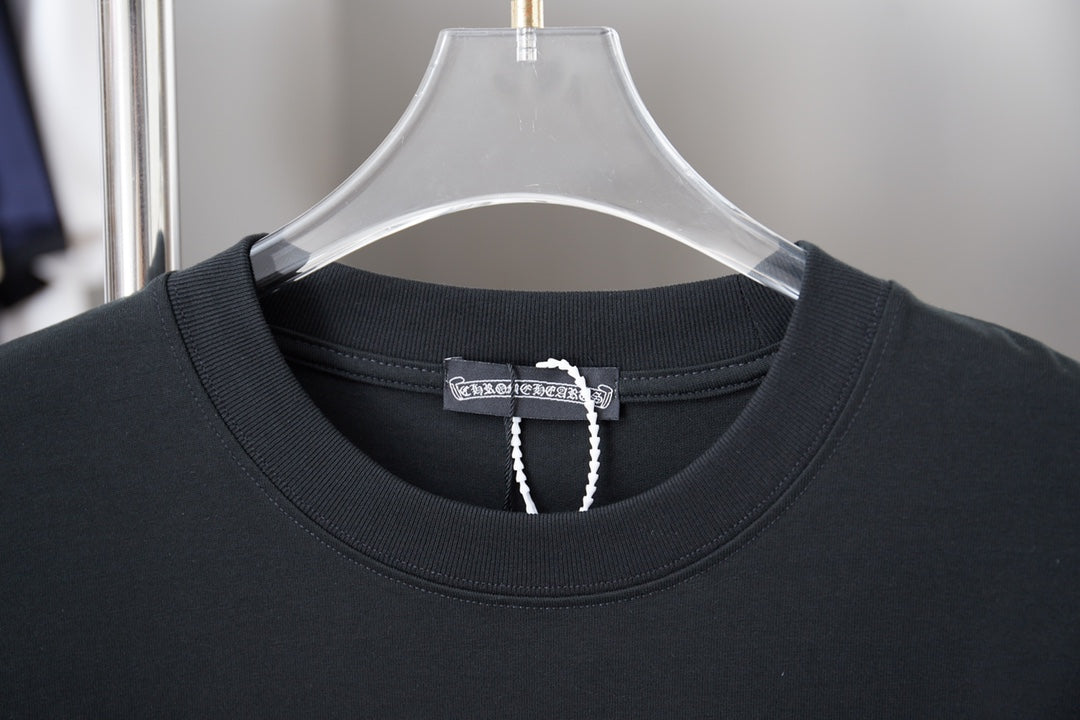 Black short-sleeve T-shirt neckline with tag and contrast inner stitching
