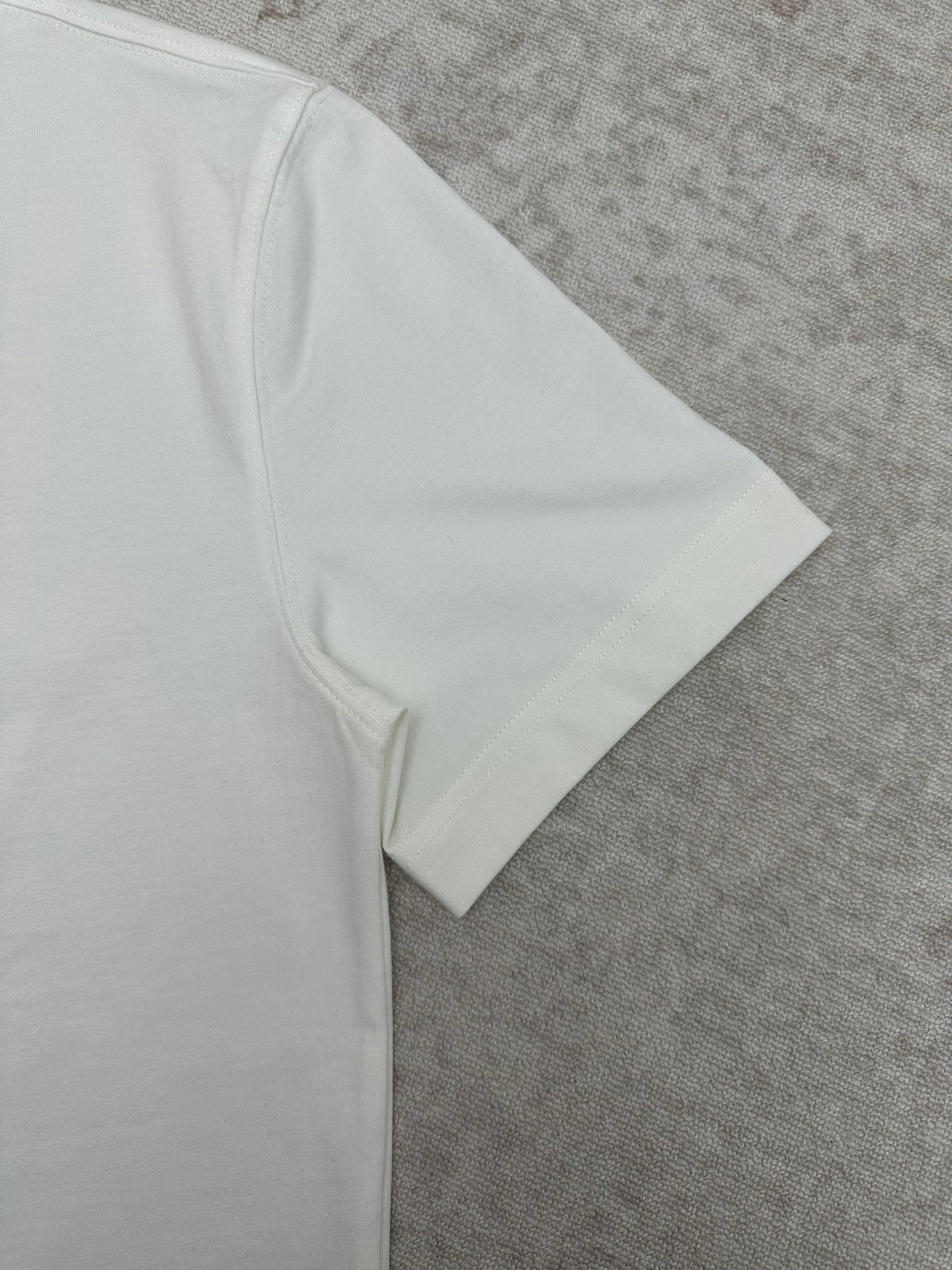 Burberry white short-sleeve T-shirt with smooth sleeve and side seam