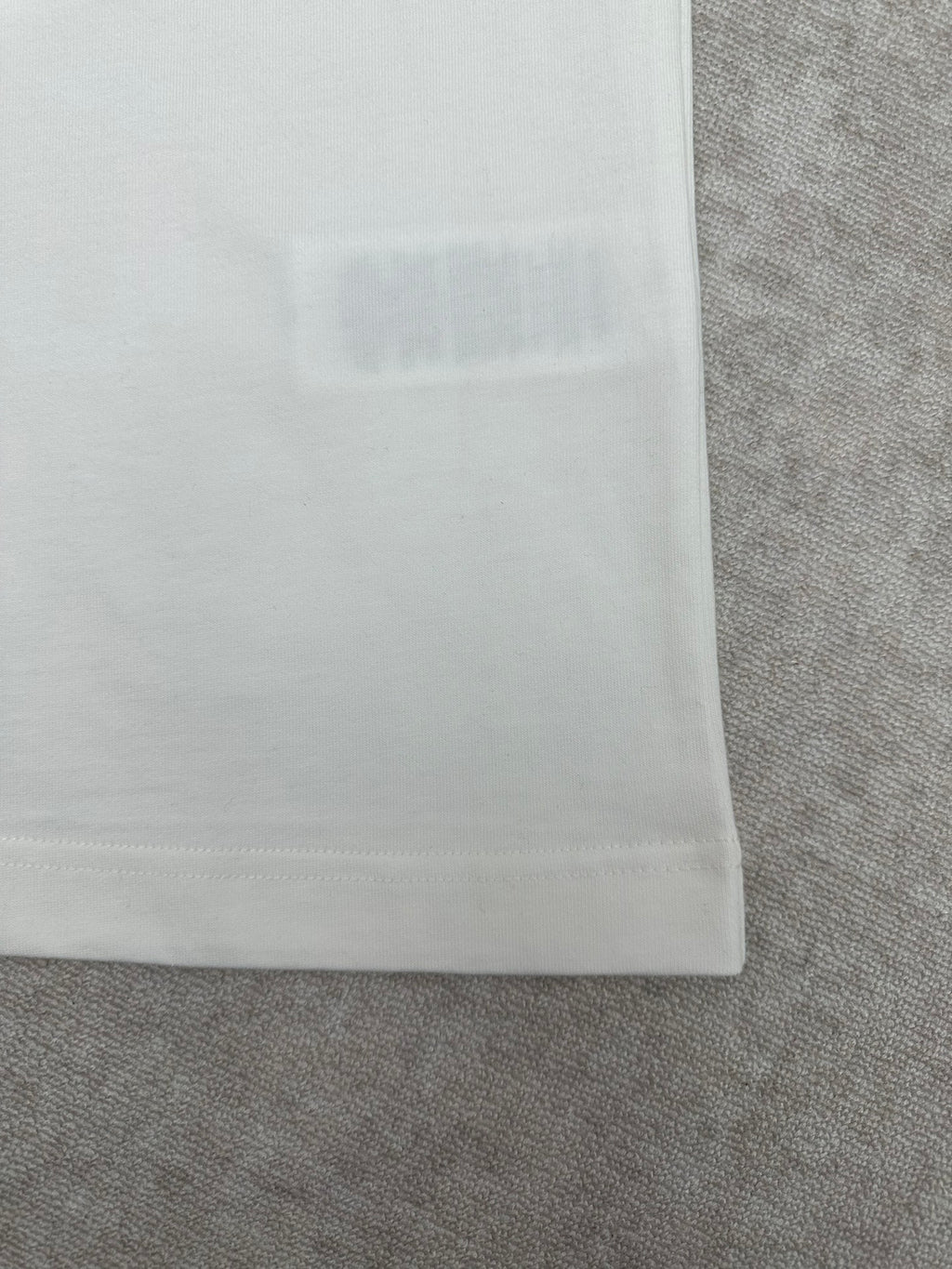 Burberry white T-shirt hem with reinforced stitching at bottom edge