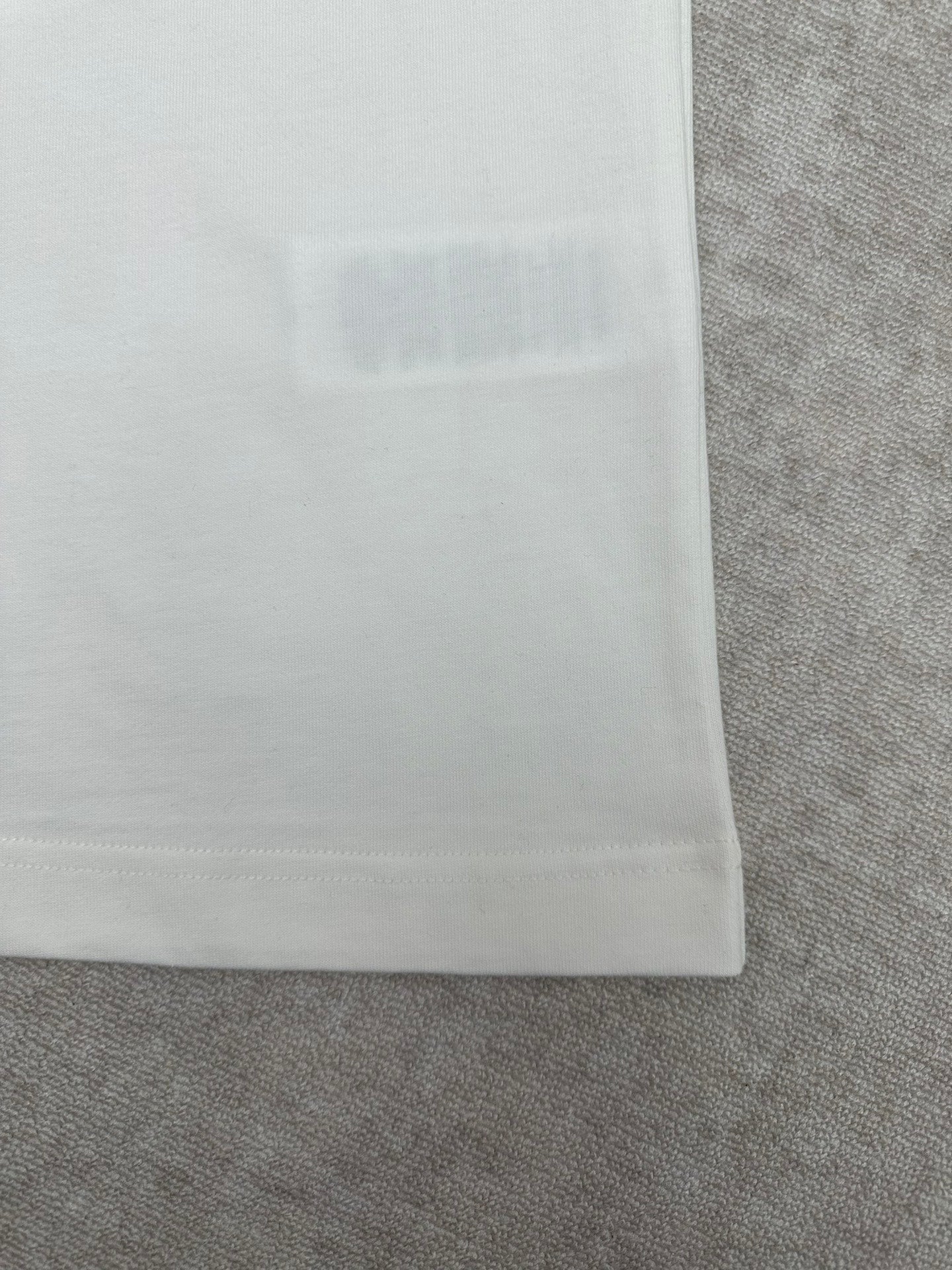 Burberry white T-shirt hem with reinforced stitching at bottom edge