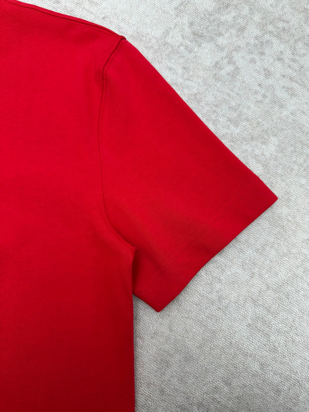 Red short-sleeve T-shirt with side seam and clean hem