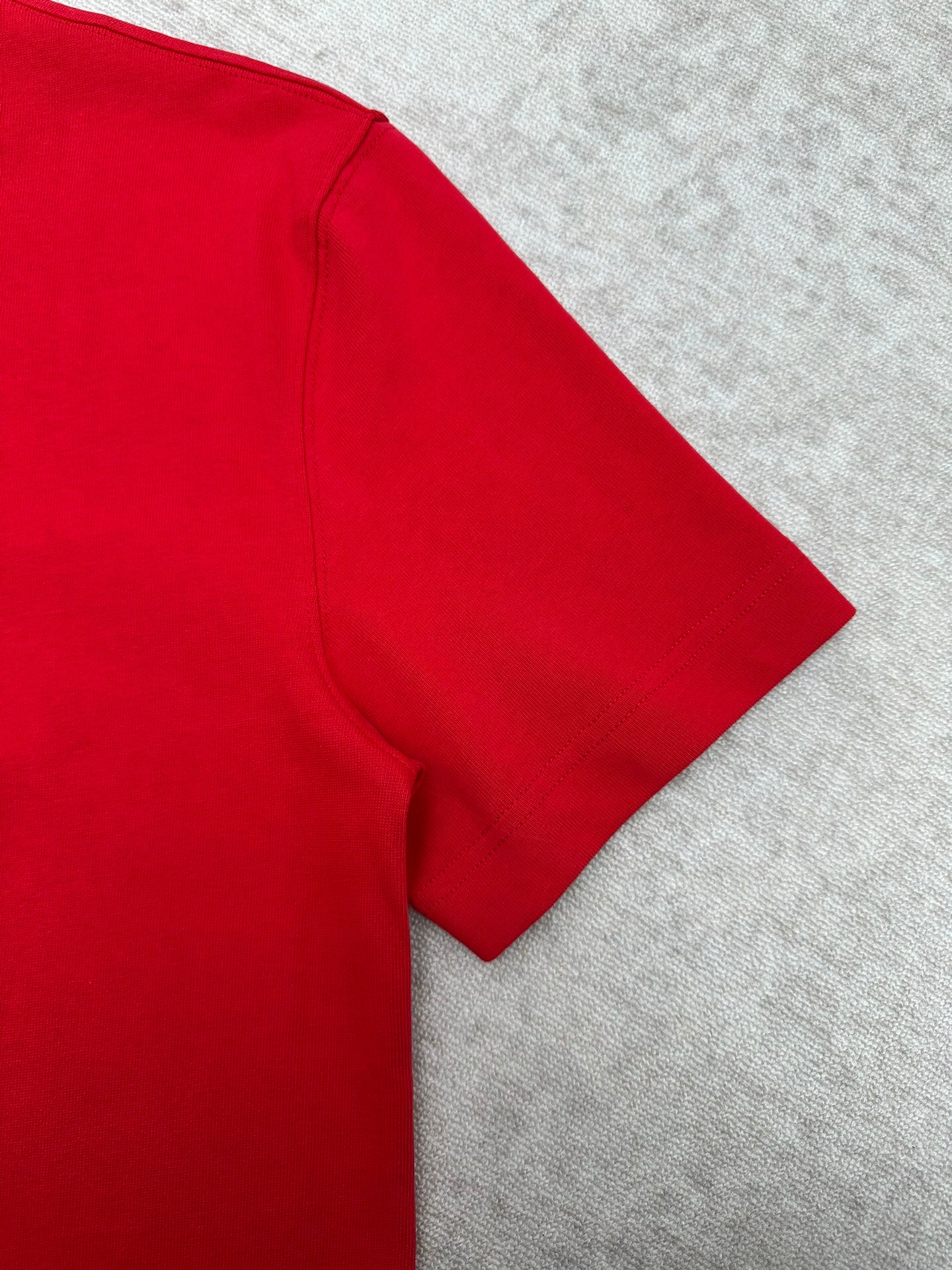 Red short-sleeve T-shirt with side seam and clean hem