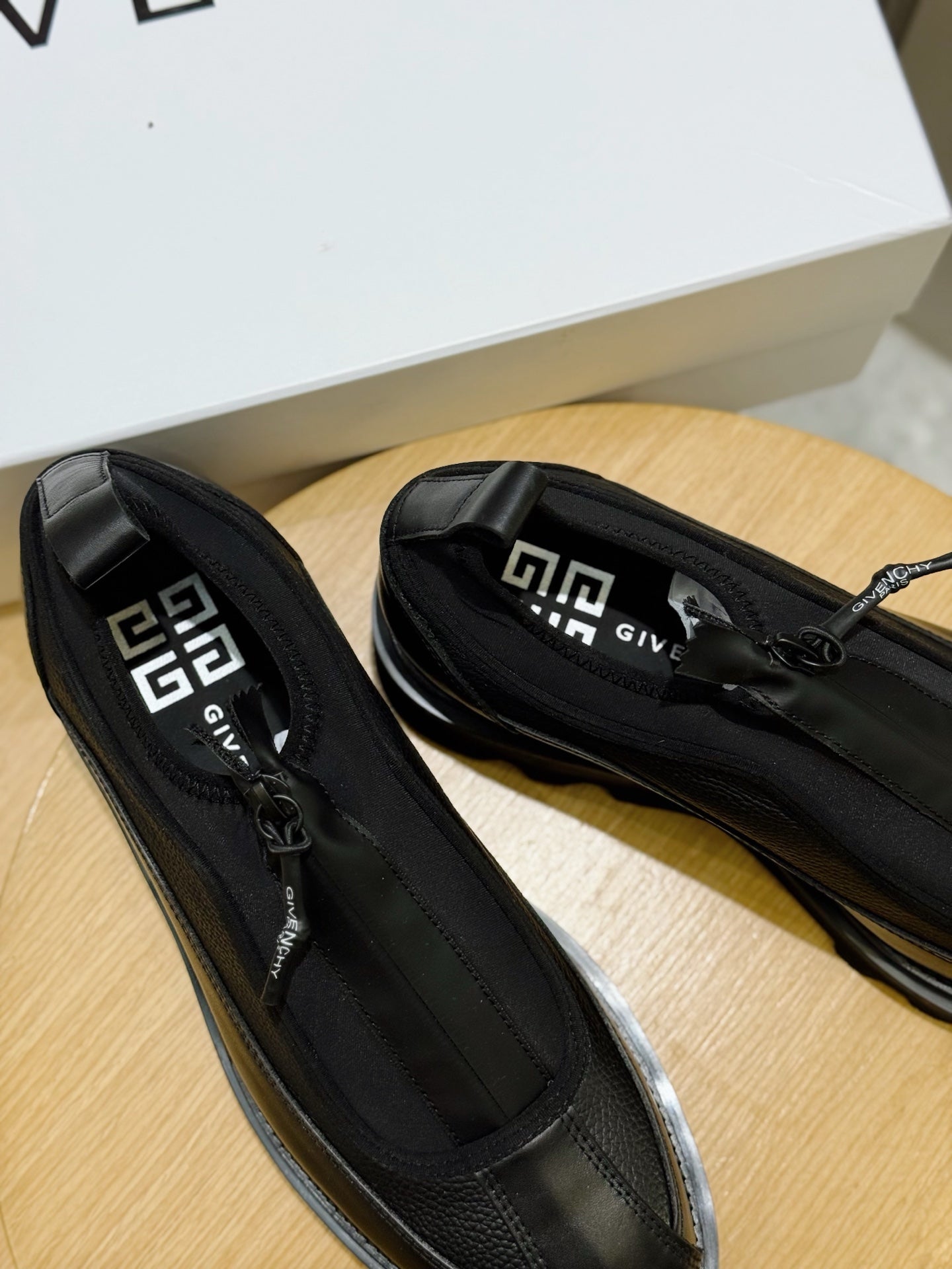 Lace-up leather shoes with logo pattern lining in heel, black uppers, close side view